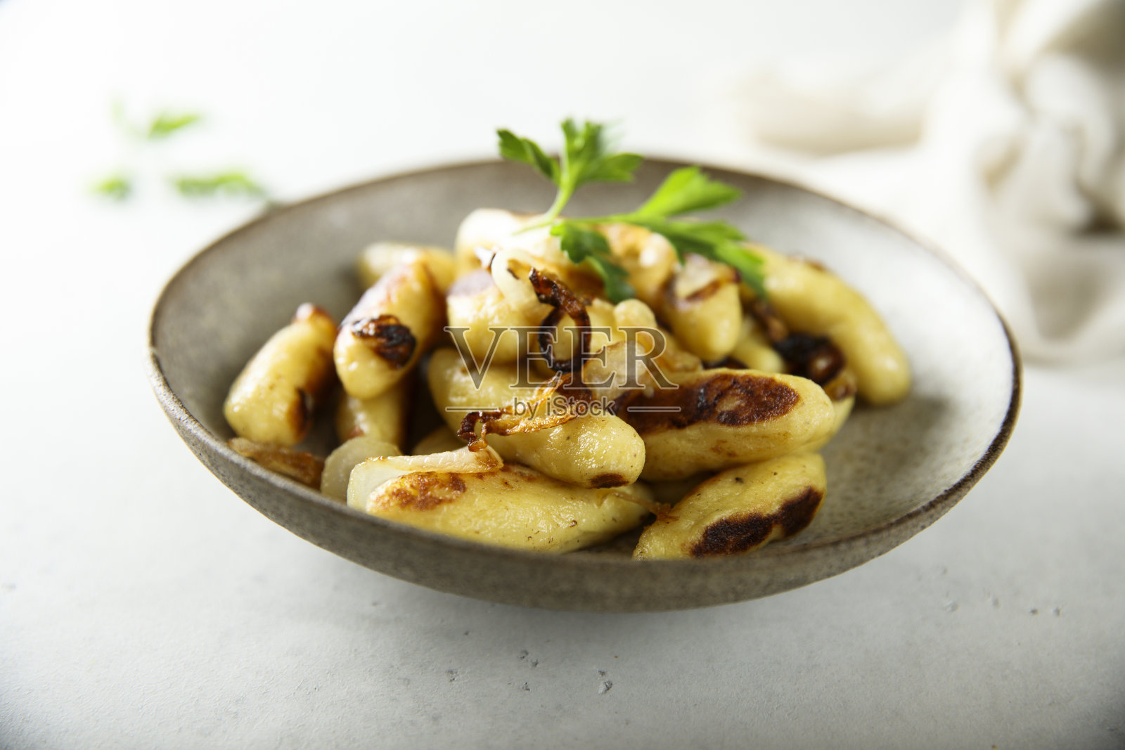 油炸洋葱土豆饺照片摄影图片