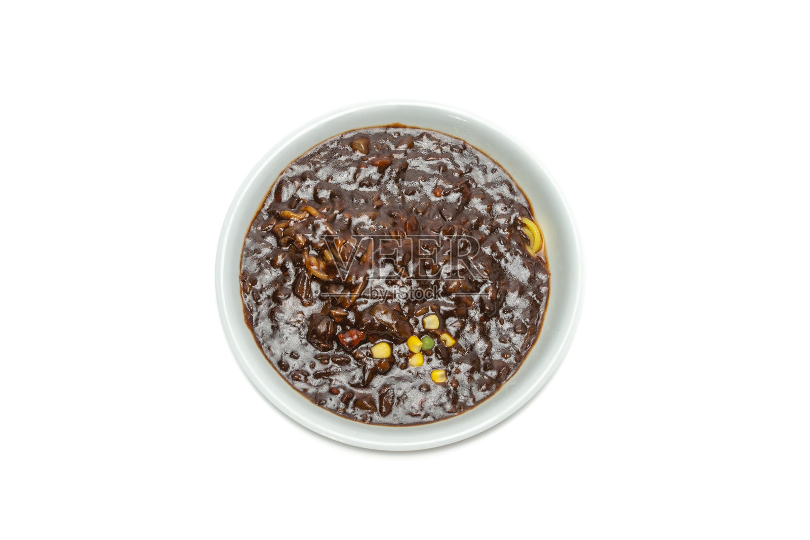 炸酱面是用春酱、剁碎的猪肉和蔬菜制成的浓酱面。照片摄影图片