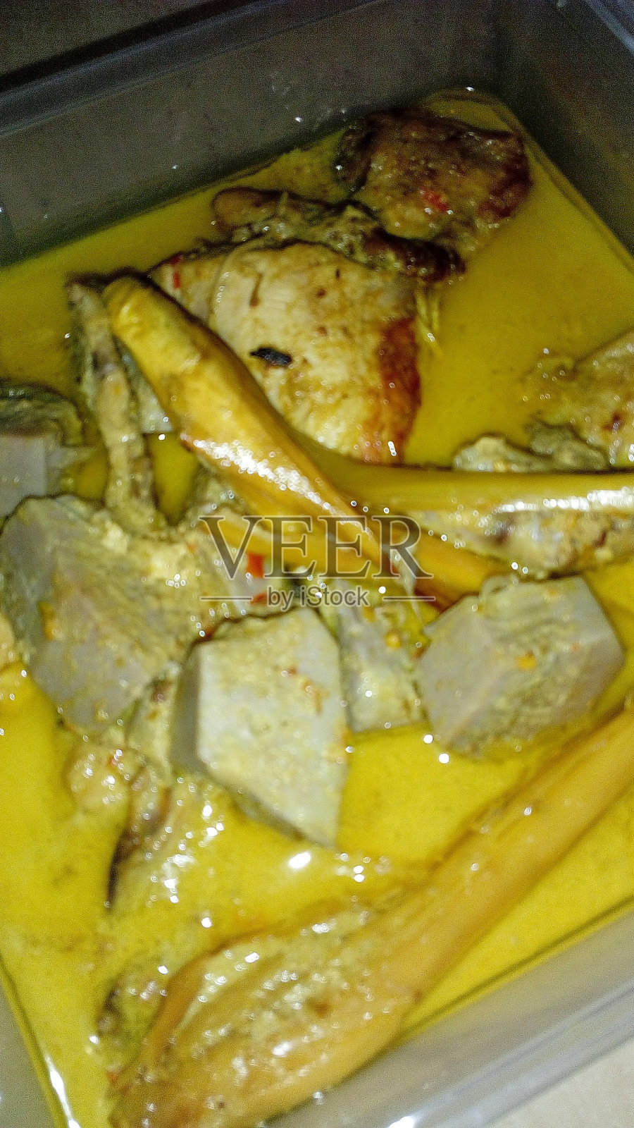 用椰奶和菠萝蜜烹制的麻辣传统马来鸡照片摄影图片