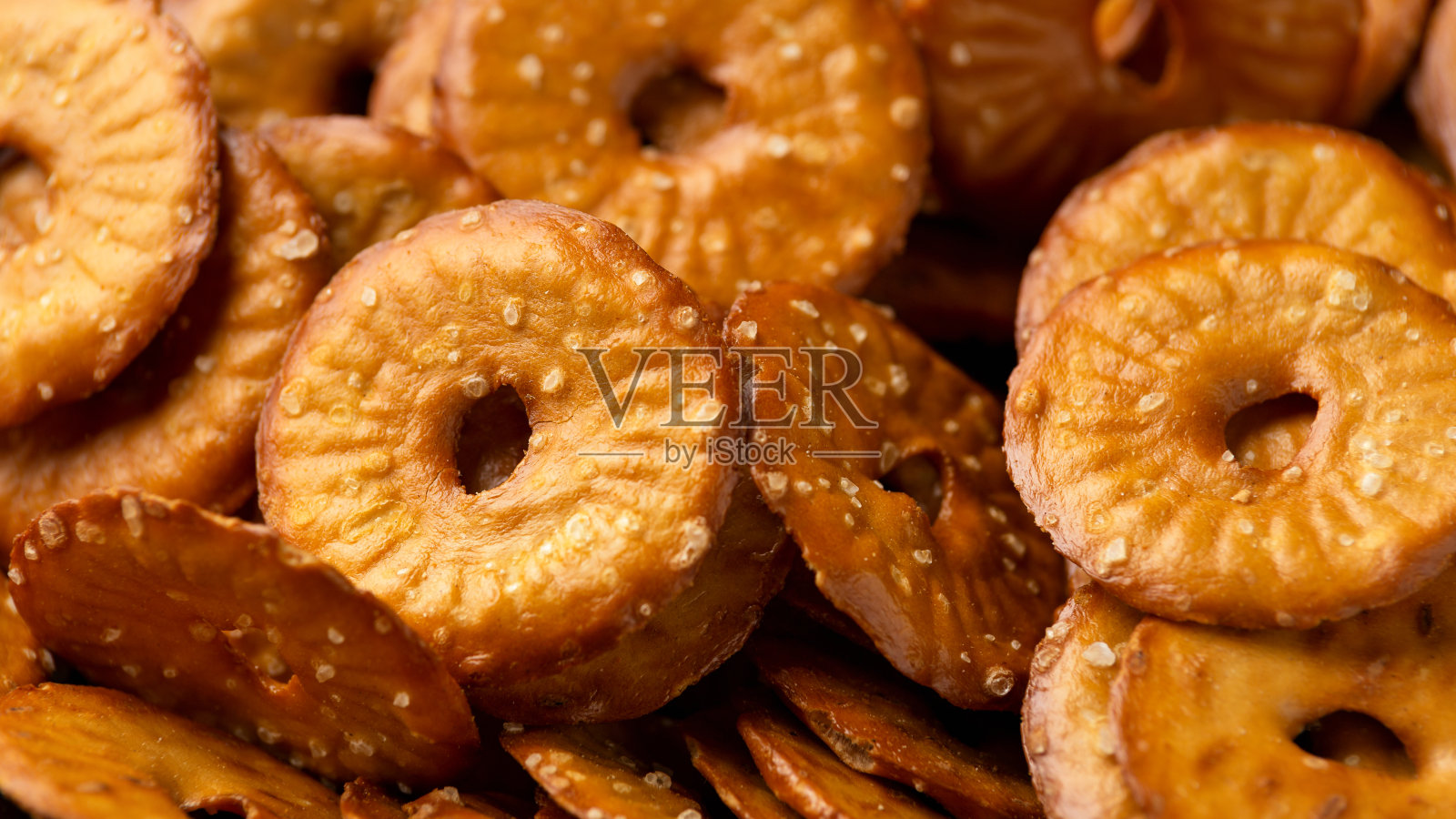 咸椒盐脆饼薄在黑色碗白色桌子照片摄影图片