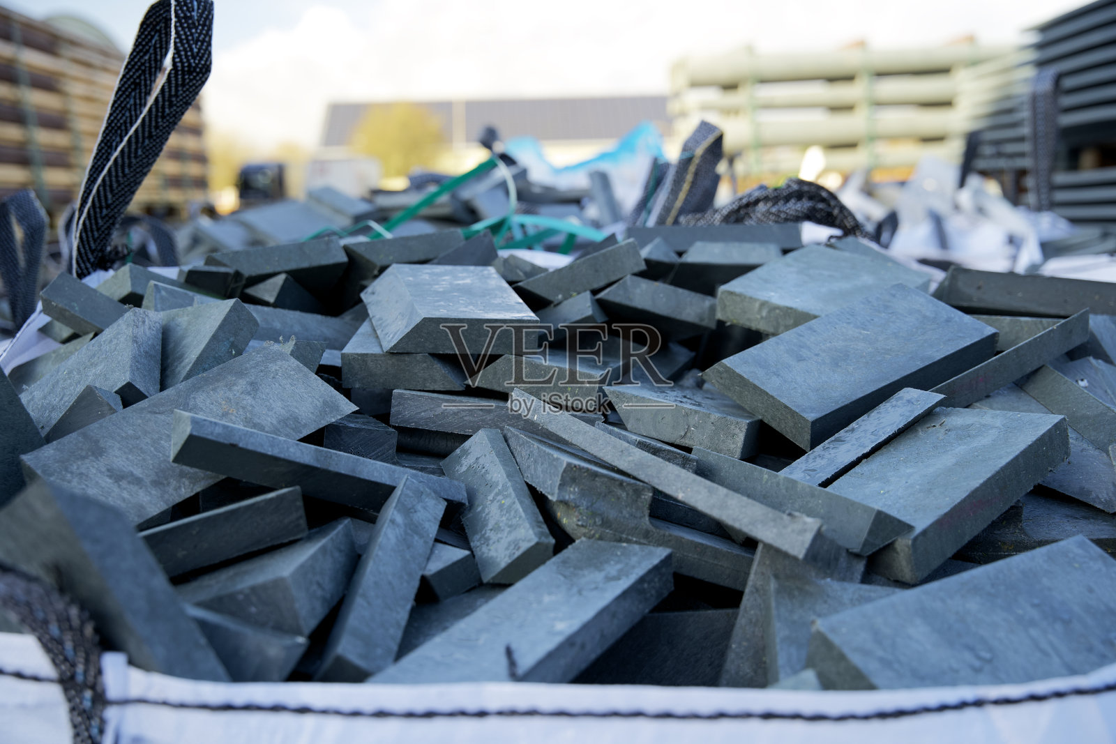 由回收的废塑料制成的循环和可持续的建筑材料堆照片摄影图片