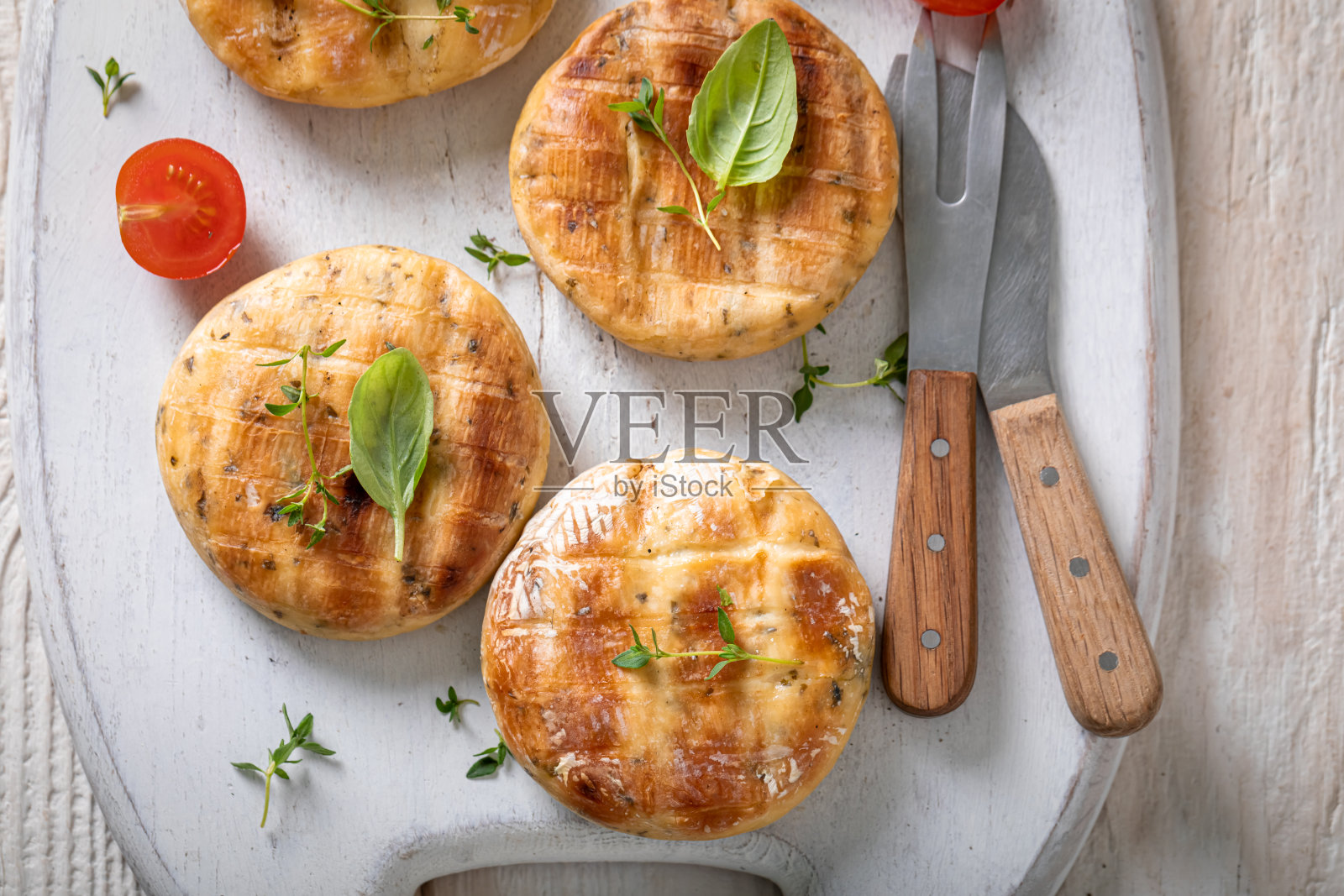 热烤哈罗米奶酪，夏日花园美食。照片摄影图片