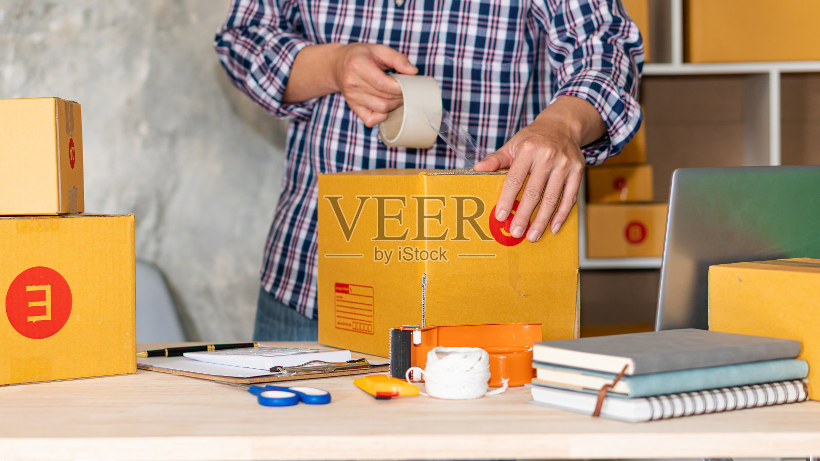 企业家，小企业，中小企业，自由职业者，在家工作使用笔记本电脑进行商业审计。包装盒中小企业卖家电子商务概念网上销售团队照片摄影图片