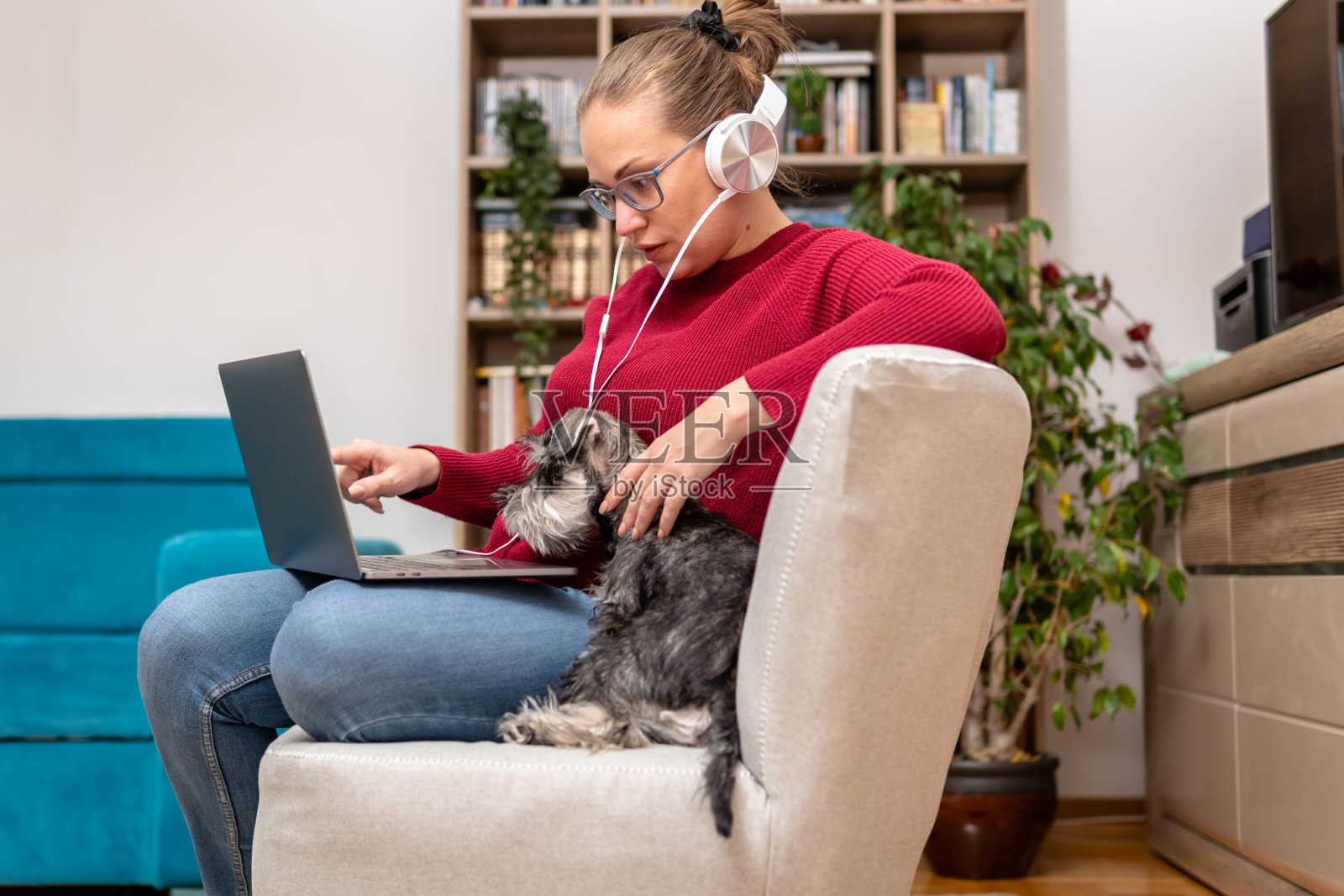 年轻女子在家学习照片摄影图片