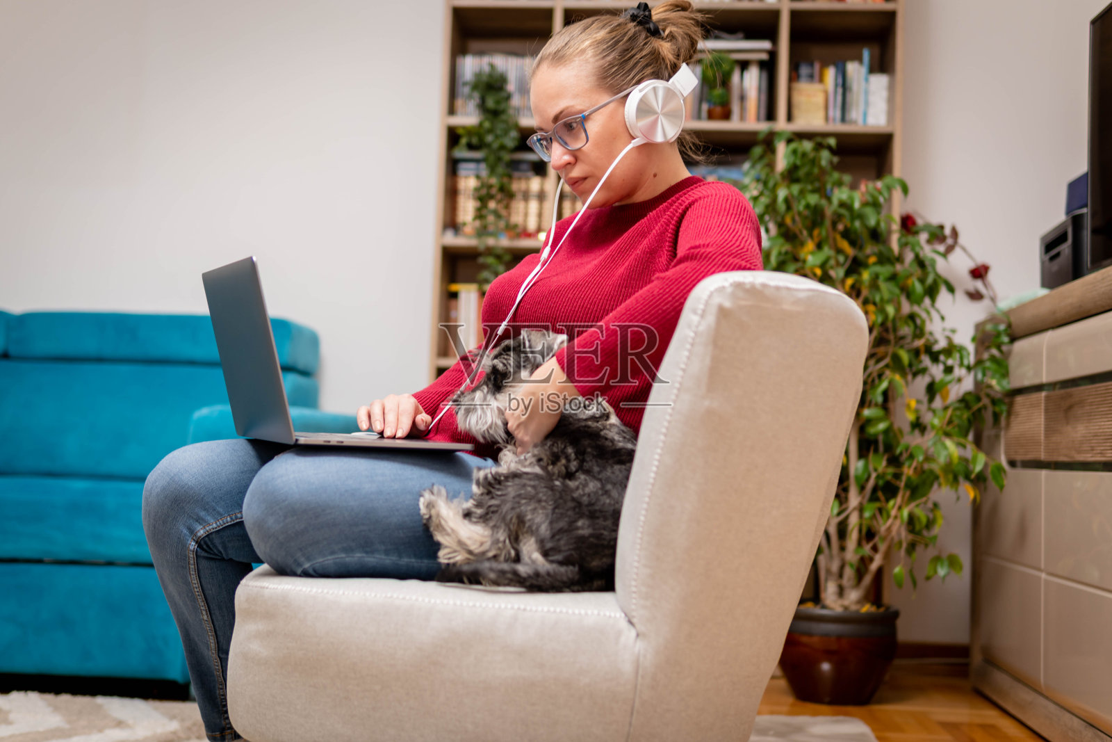 年轻女子在家学习照片摄影图片