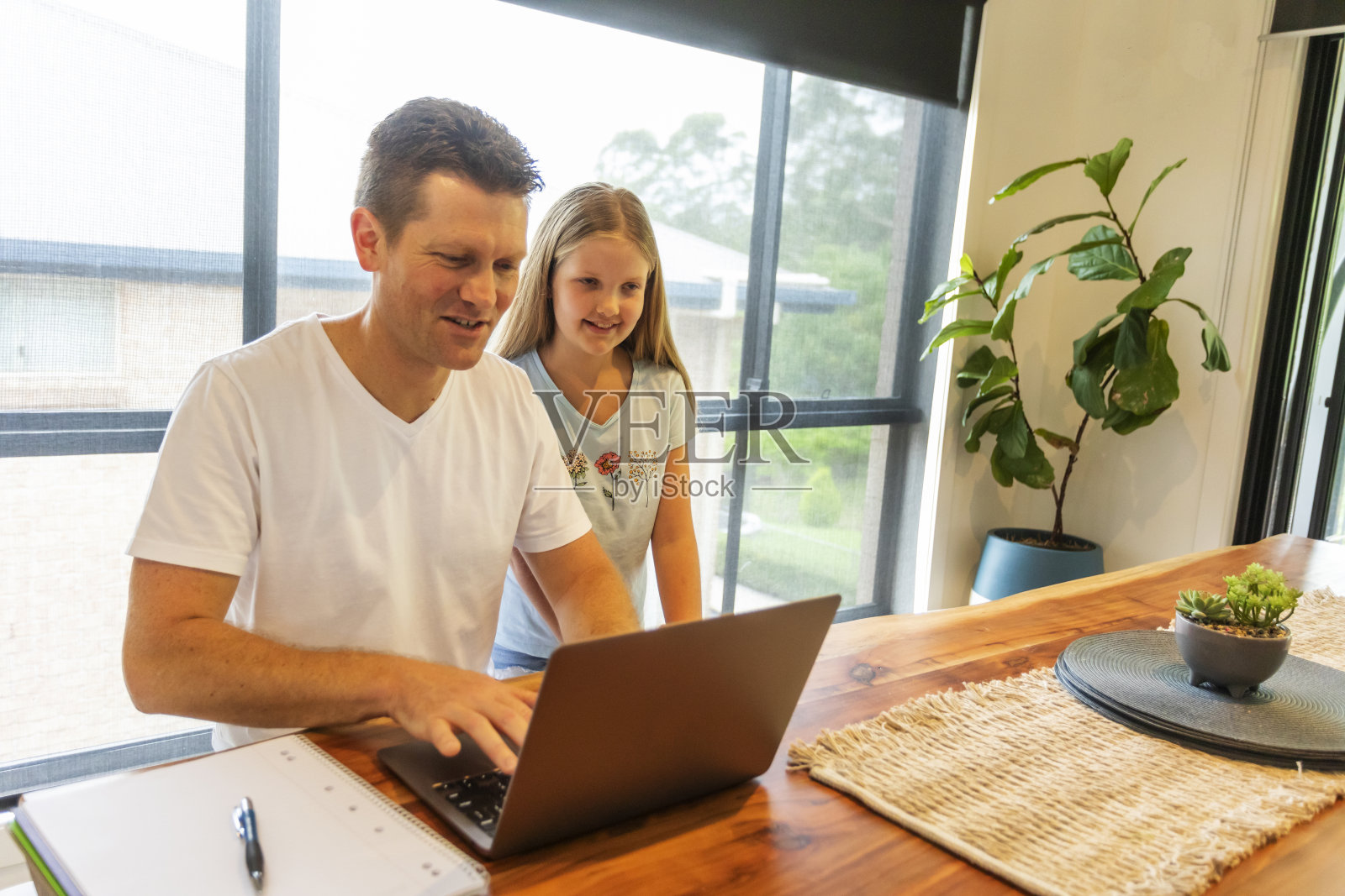 中年学生和女儿在家工作照片摄影图片