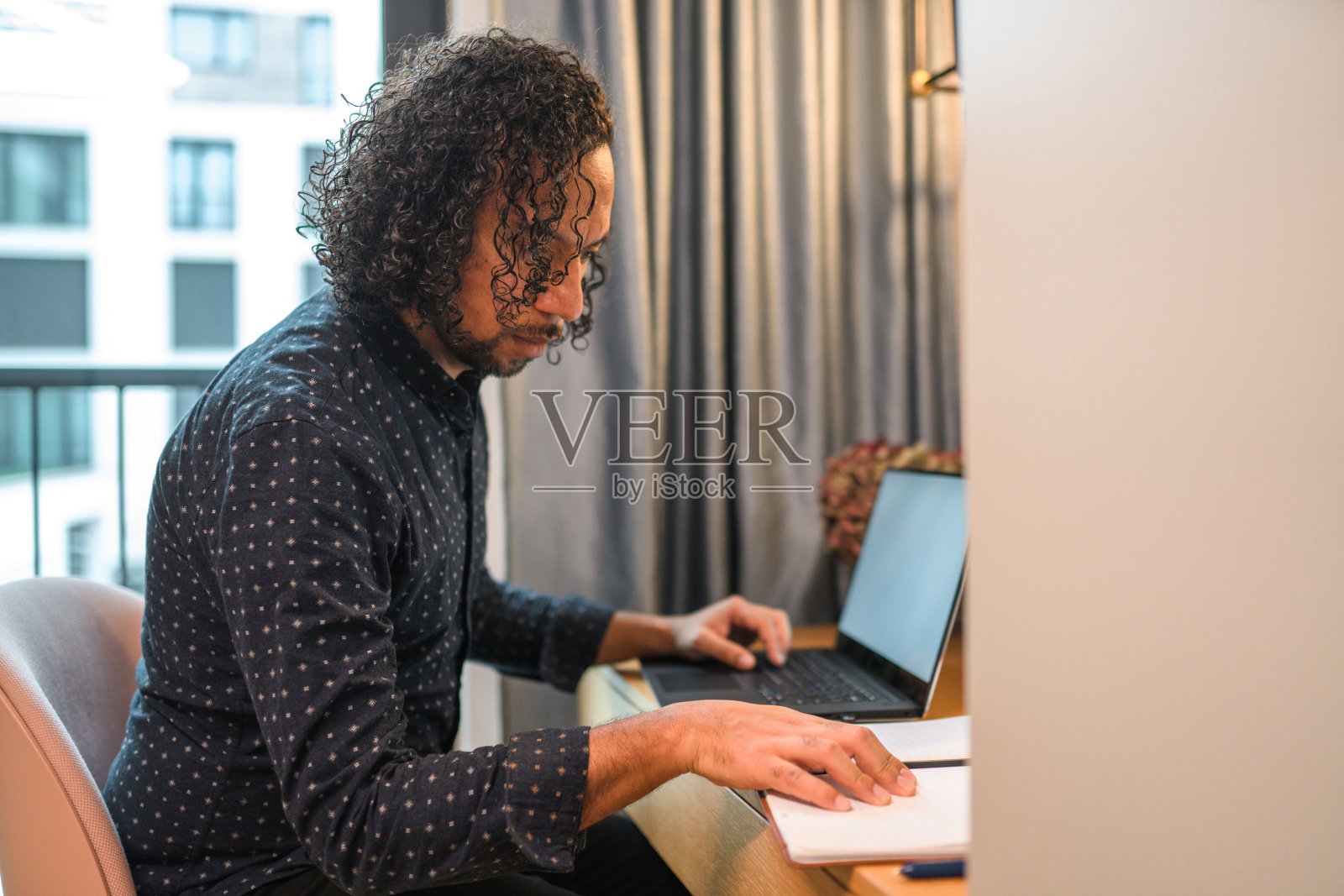 成年男性学生在家学习照片摄影图片