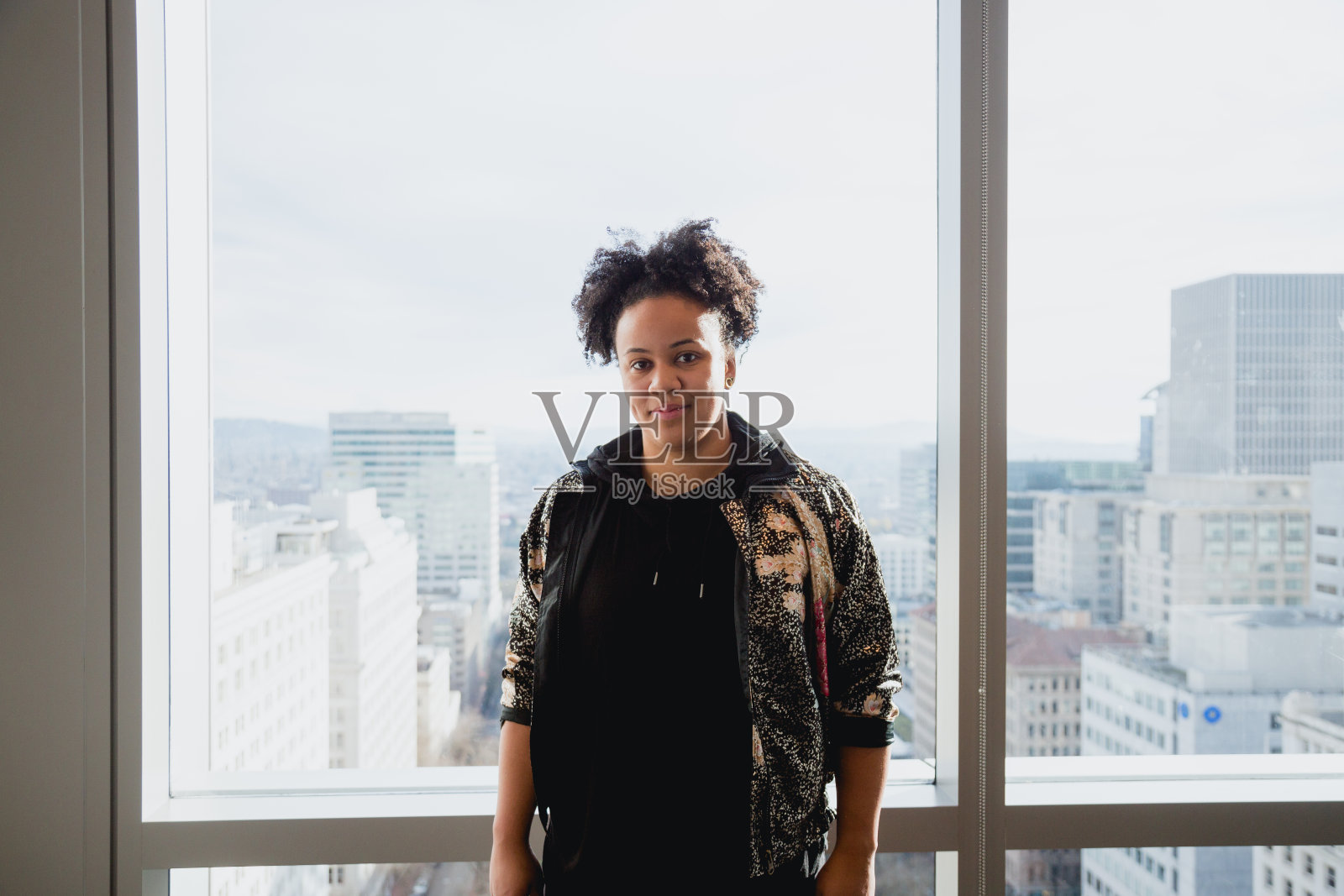 成功的黑人女性在她的市中心办公室工作照片摄影图片