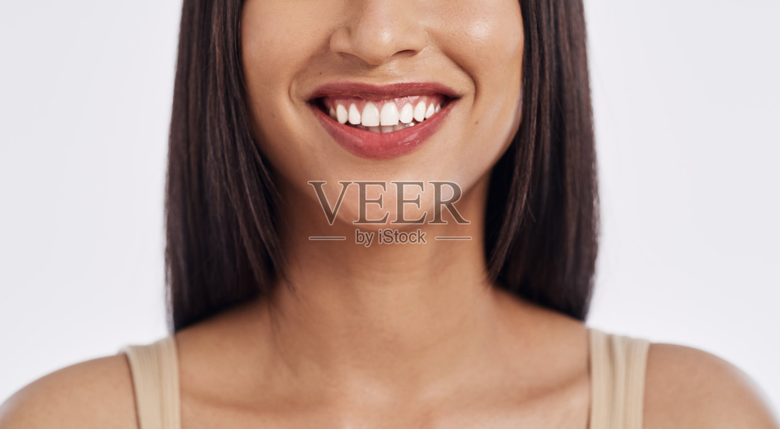 一个女人在工作室背景下微笑的特写镜头照片摄影图片