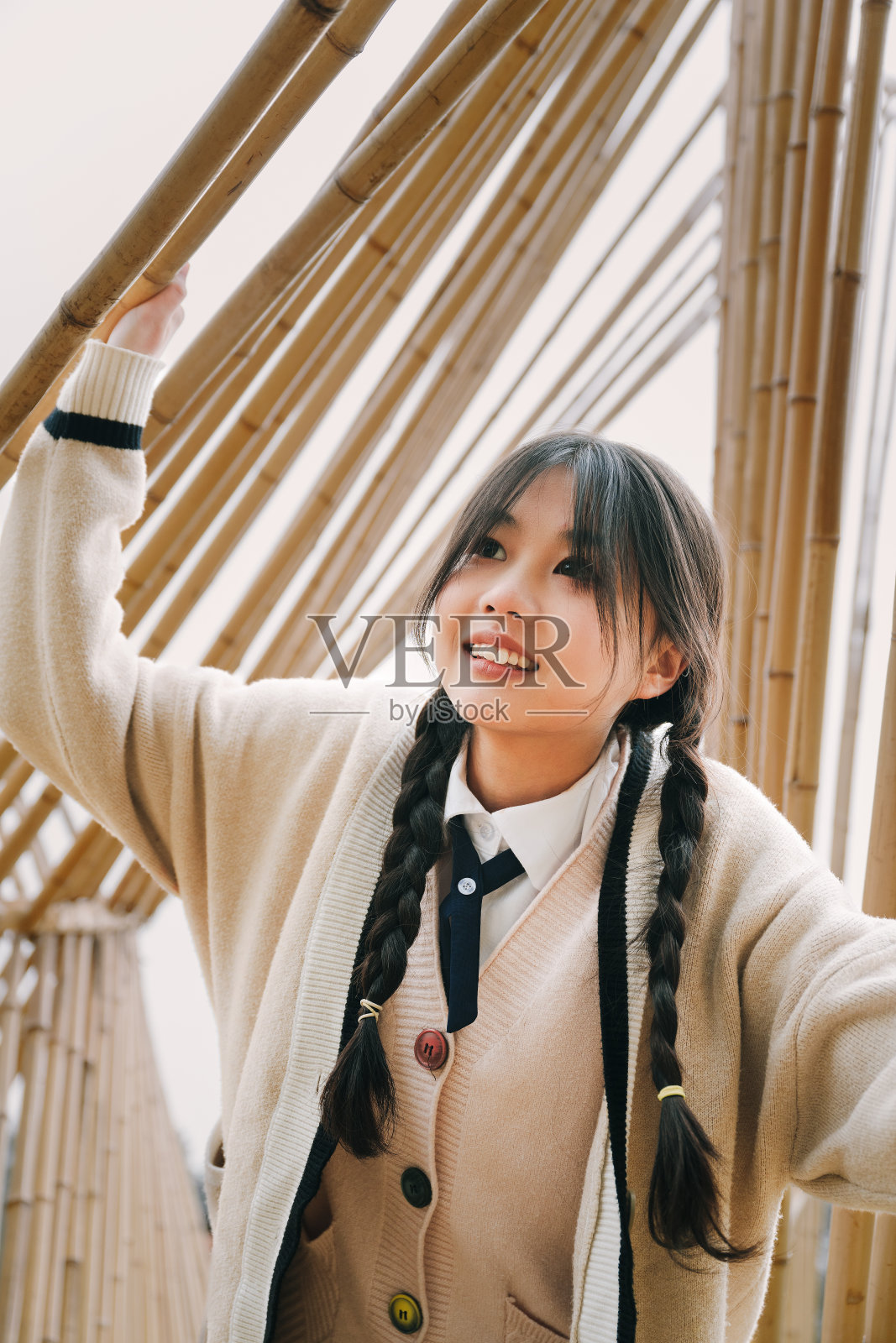 一个美丽的亚洲女孩在竹林里笑照片摄影图片