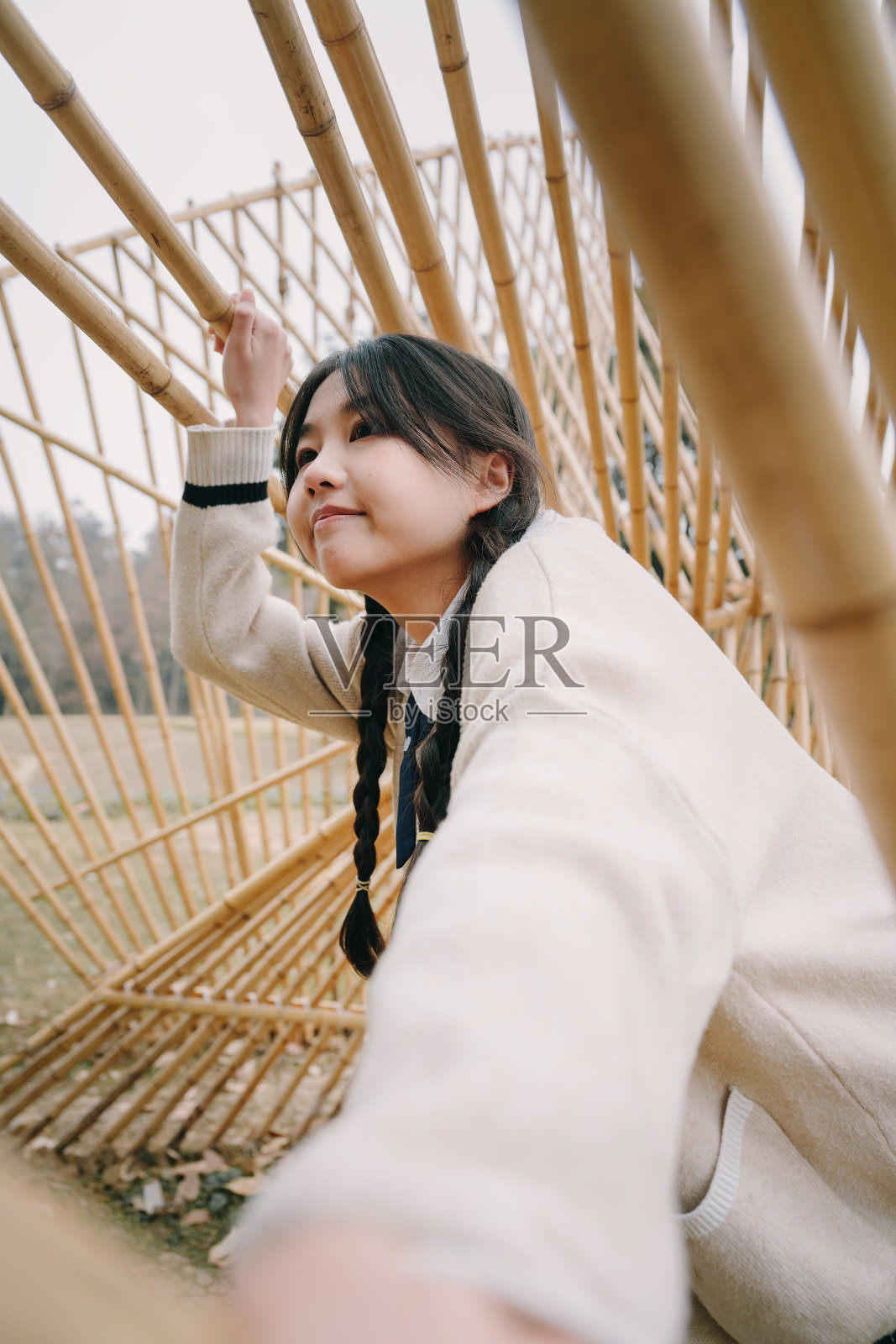 一个美丽的亚洲女孩在竹林里笑照片摄影图片