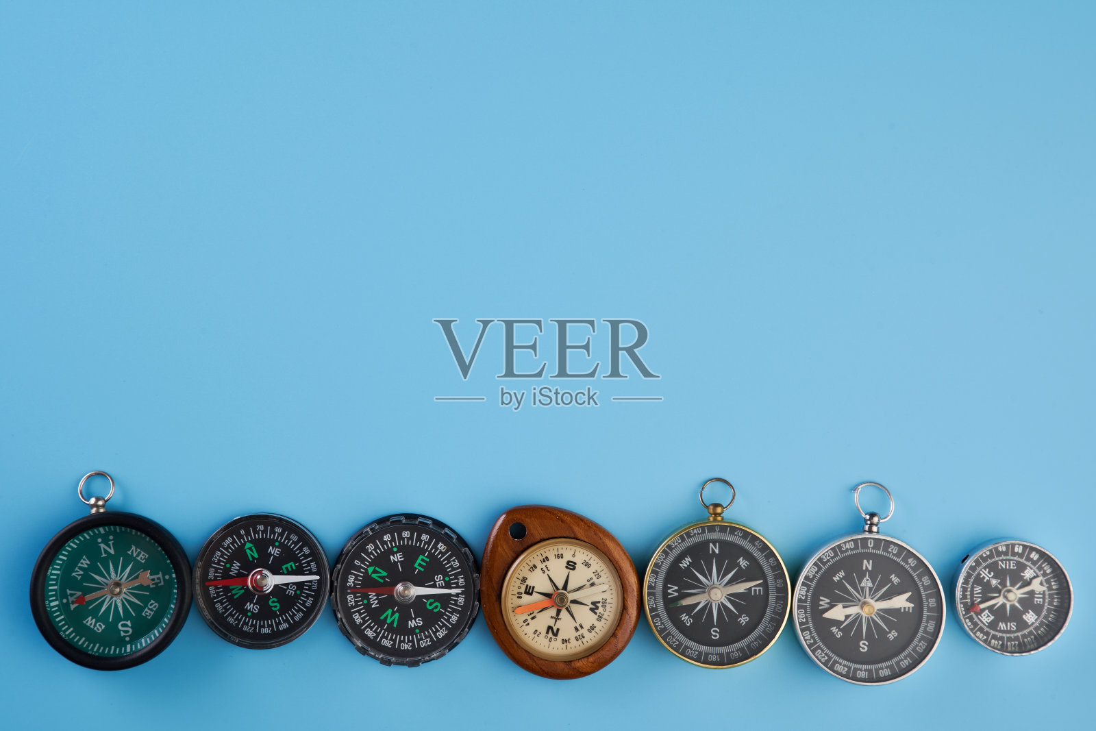 一组蓝色背景的指南针照片摄影图片