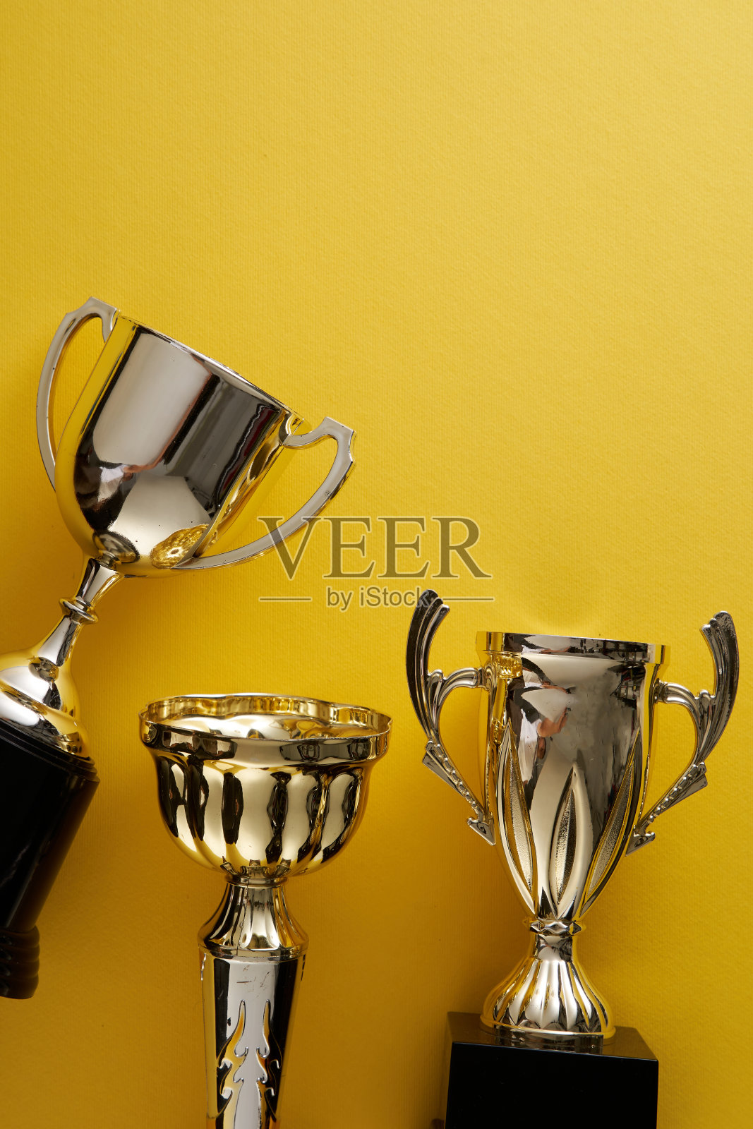 黄色背景下的金色奖杯照片摄影图片