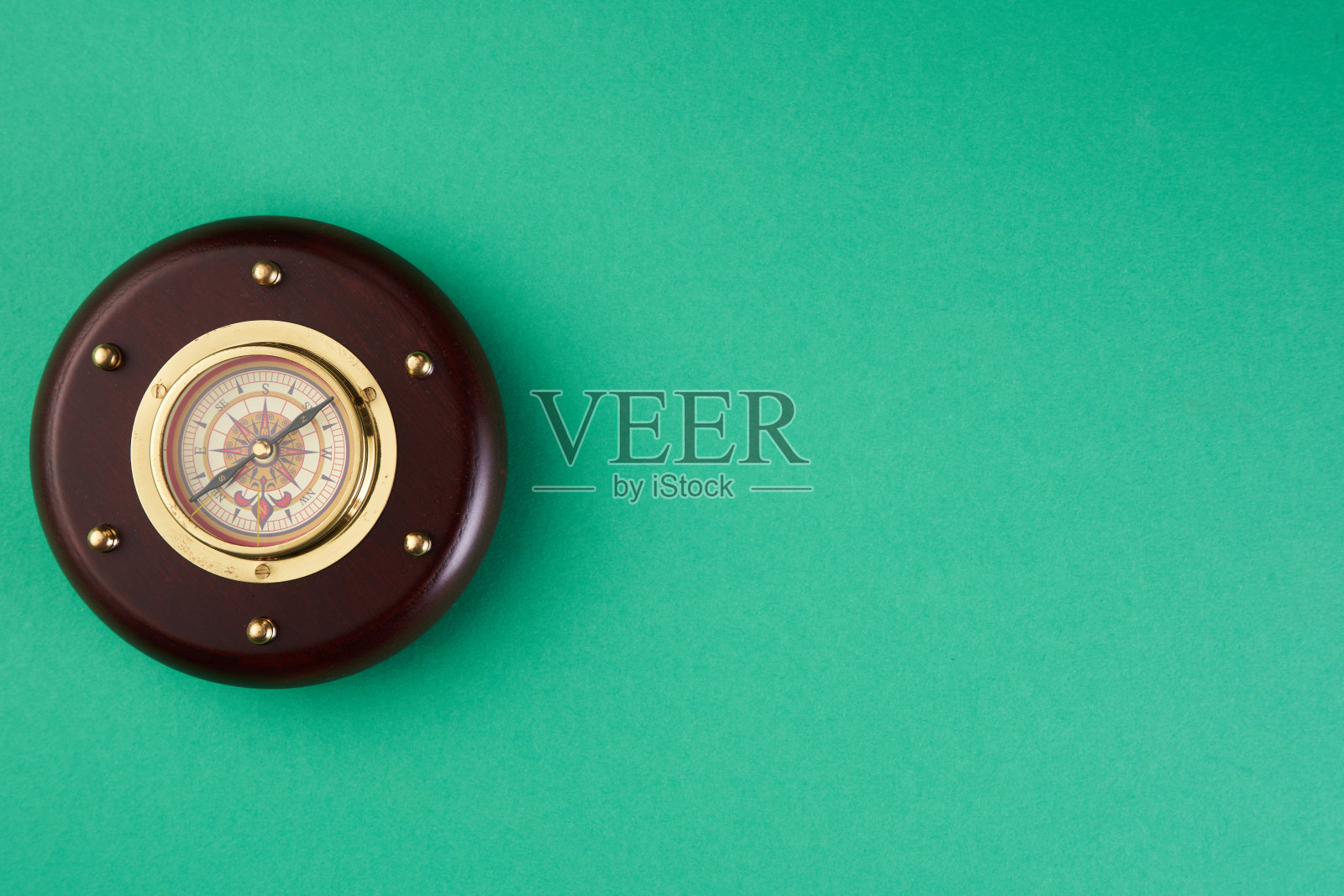 指南针在蓝色背景，正上方照片摄影图片