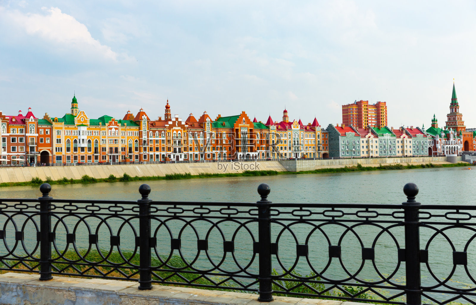 俄罗斯城市Yoshkar-Ola的布鲁日河堤照片摄影图片