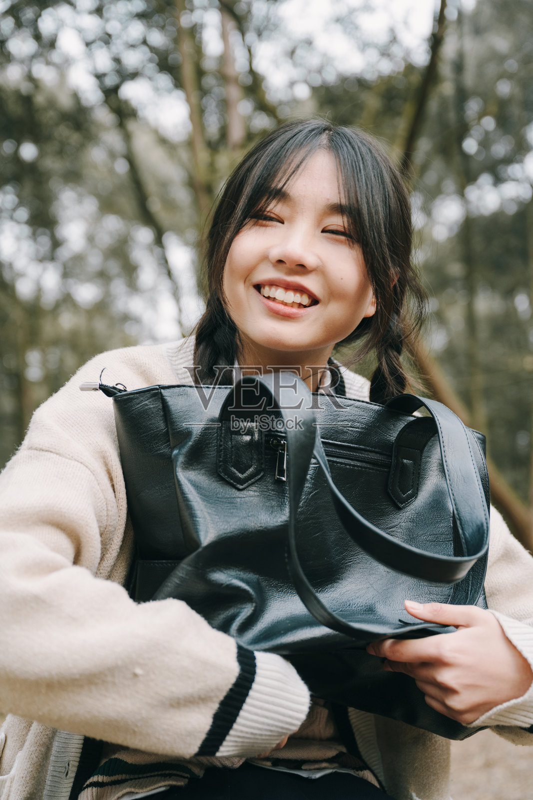 亚洲妇女在长椅上休息照片摄影图片