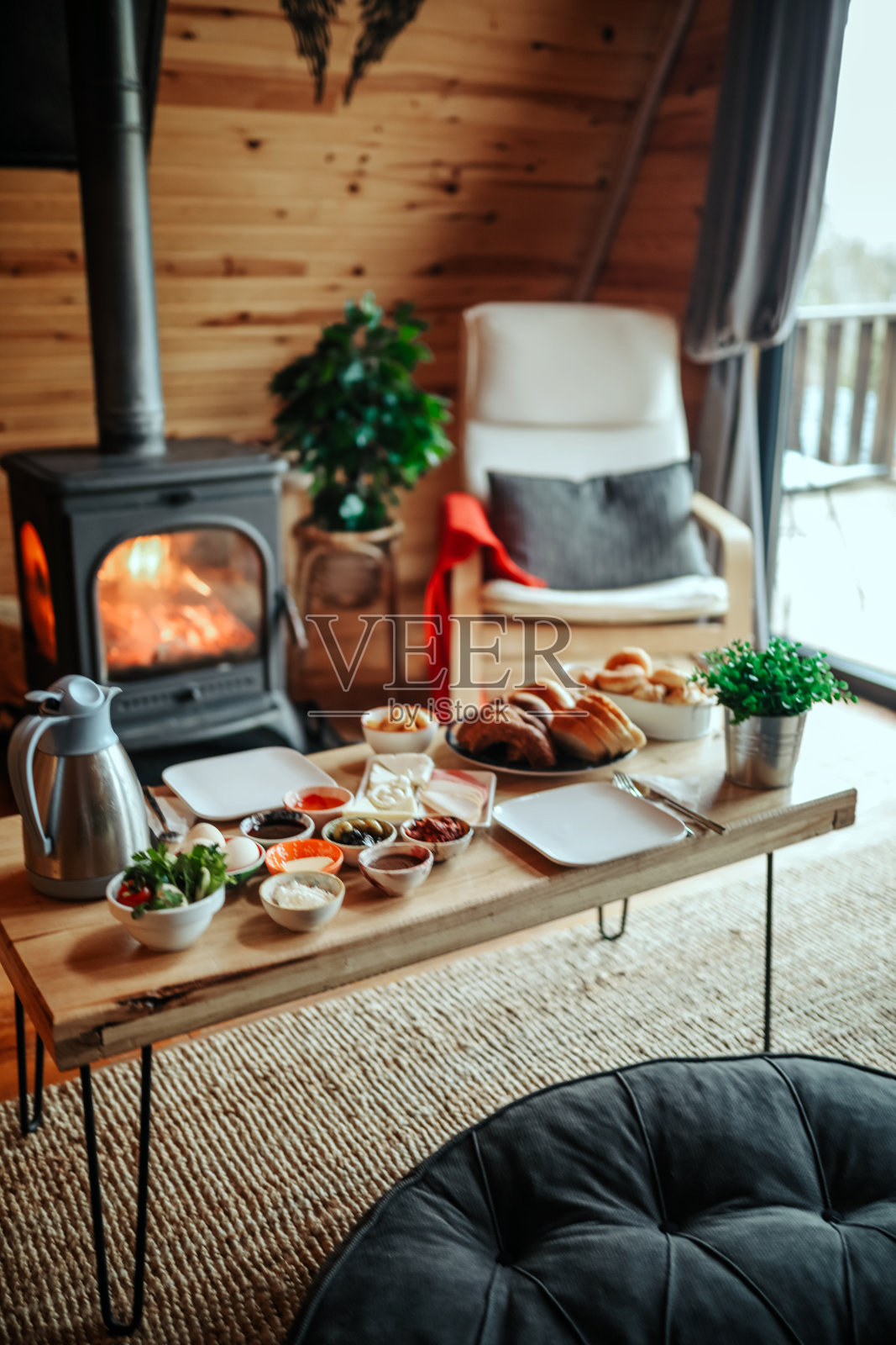 壁炉旁的早餐桌和平房里宁静的环境照片摄影图片