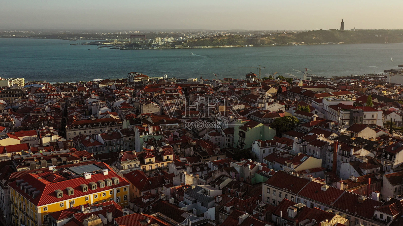 从靠近河流的高处俯瞰里斯本市中心照片摄影图片