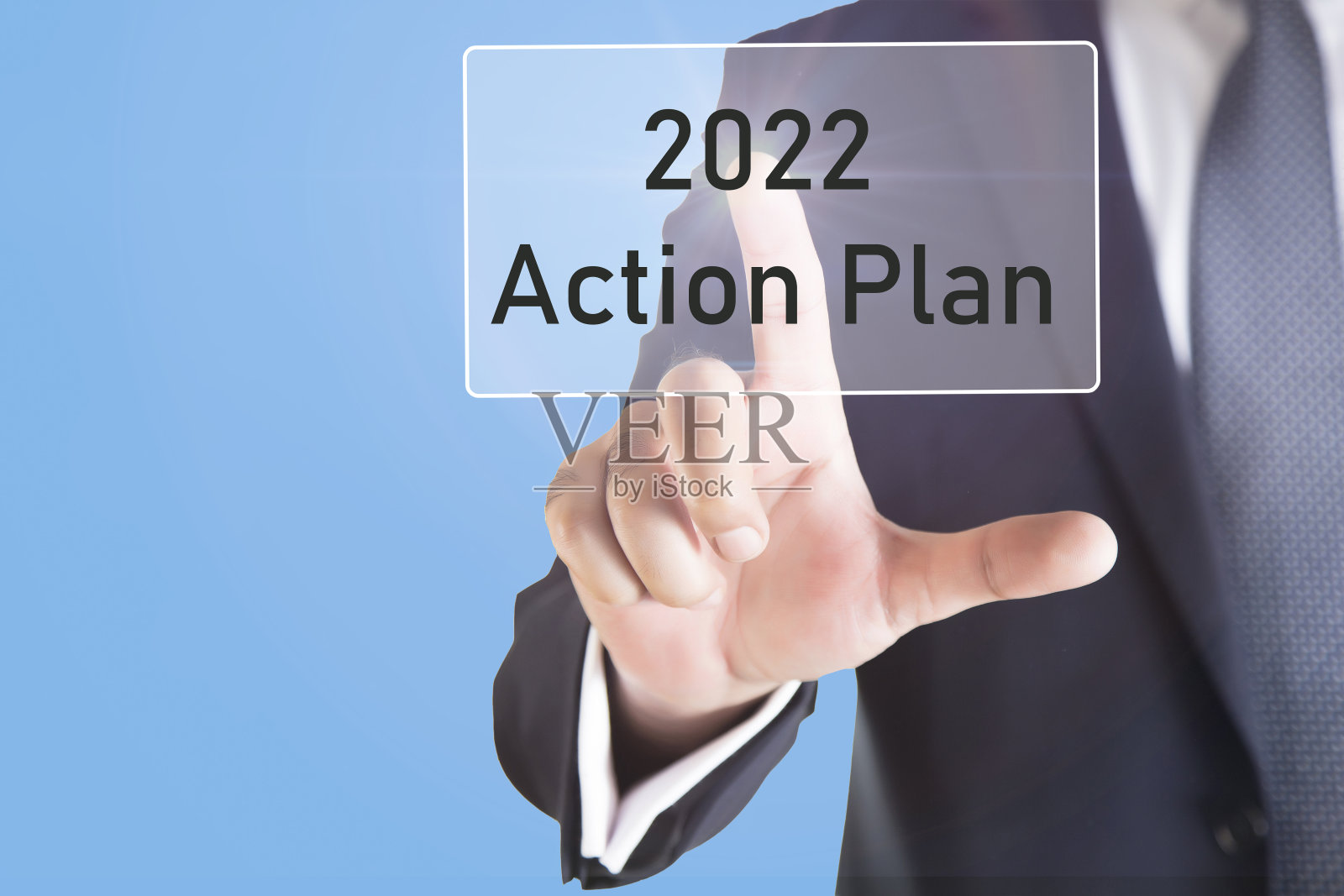 商人按下虚拟按钮上的行动计划字照片摄影图片