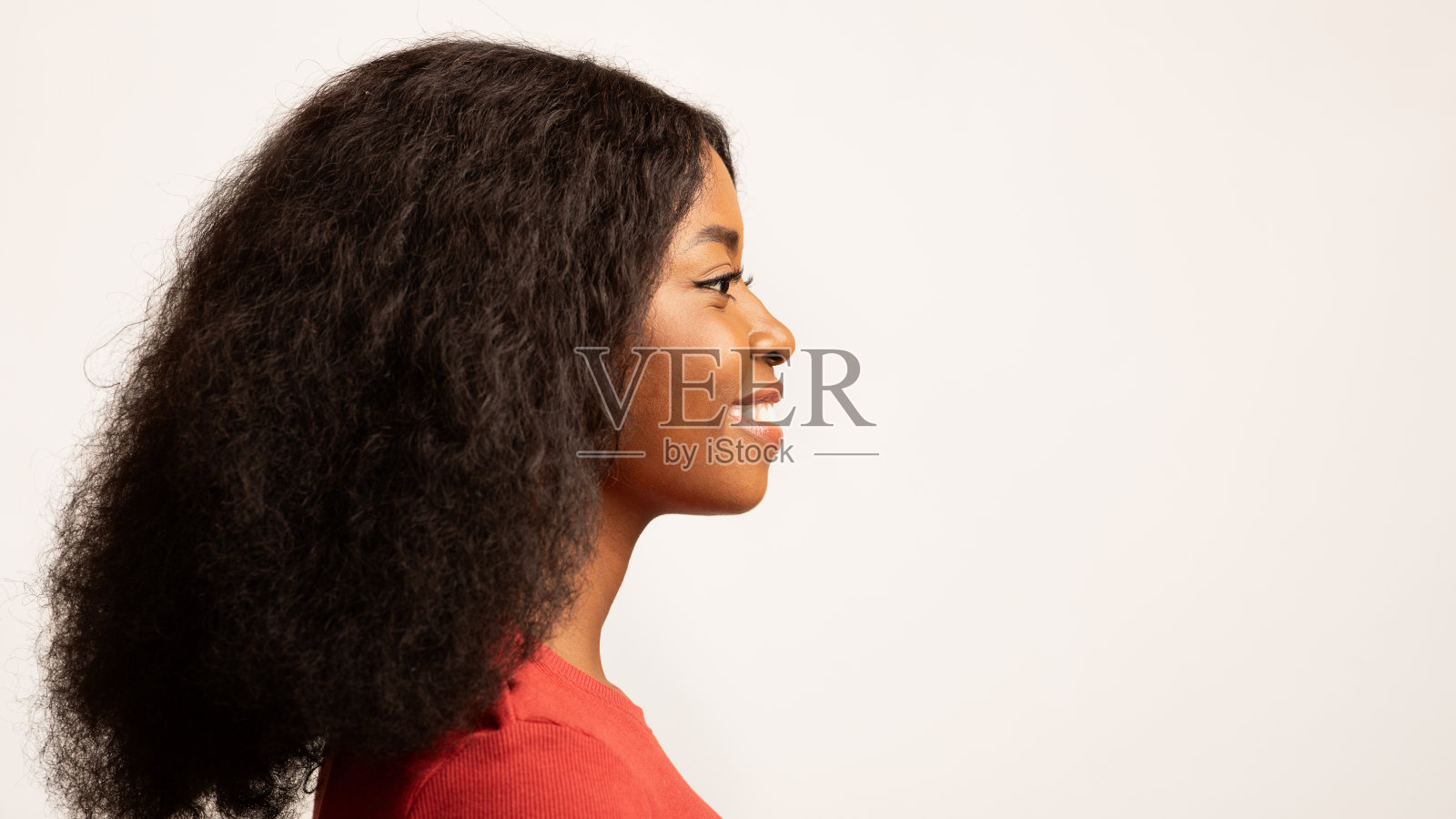 侧面照片微笑的千禧一代非洲裔美国妇女卷头发照片摄影图片
