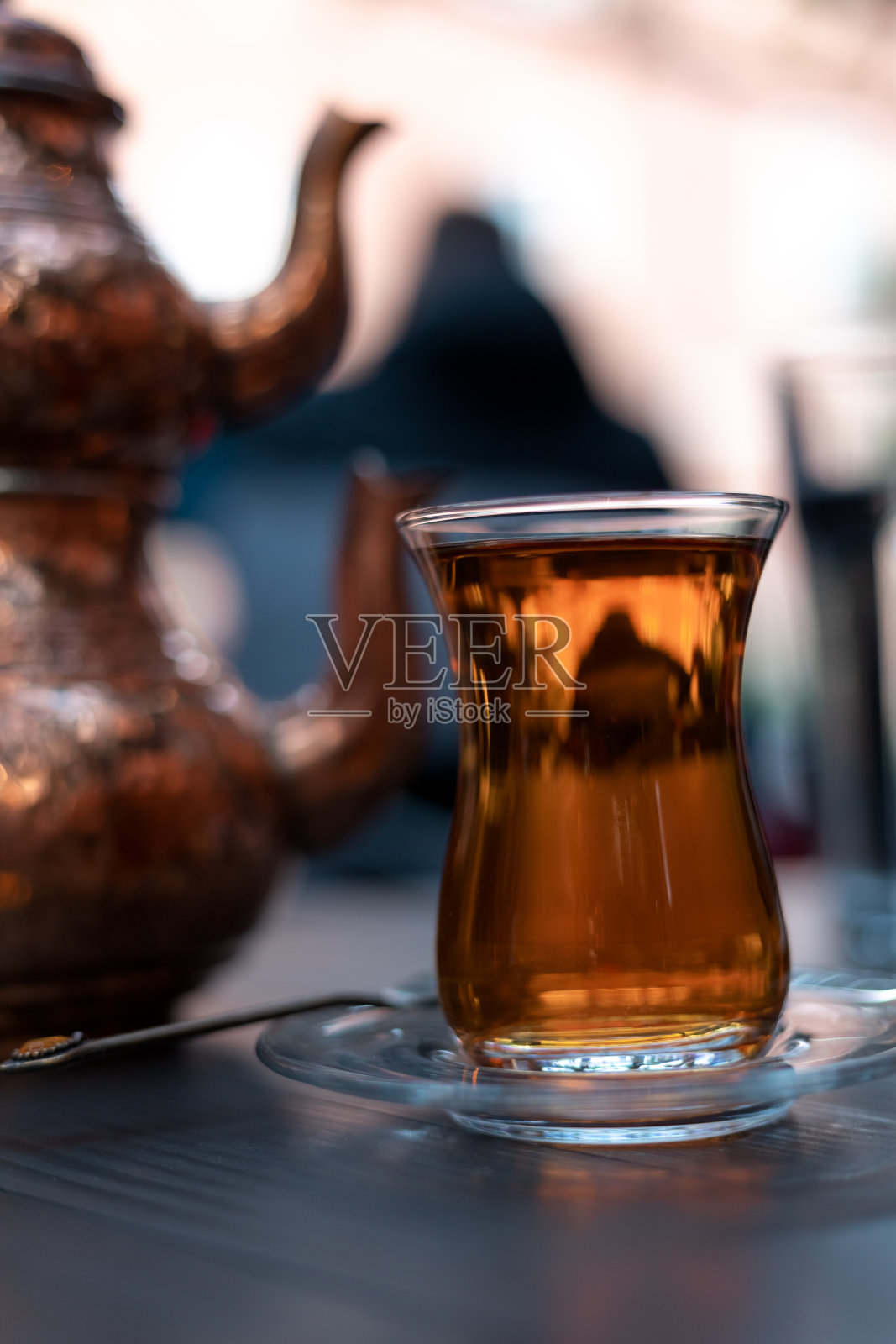 土耳其传统茶，郁金香形杯，铜色双茶壶照片摄影图片