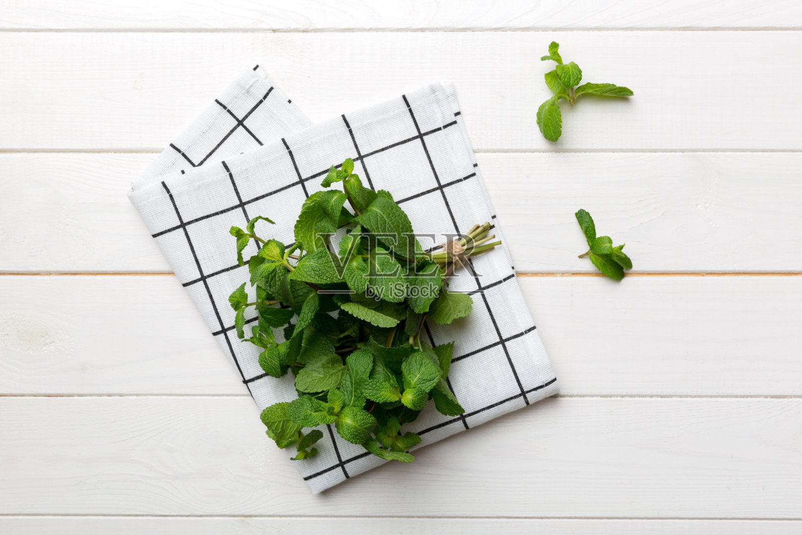 新鲜薄荷放在砧板上，俯视图。平面布局文本空间照片摄影图片