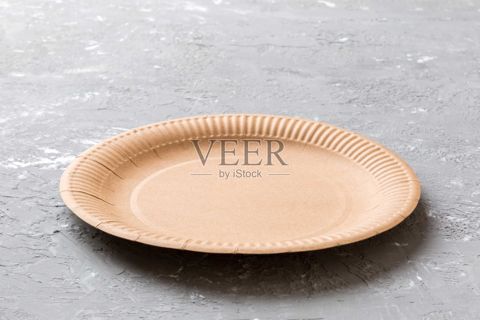 水泥背景上的生态纸板透视视图。为你的设计留出空间照片摄影图片