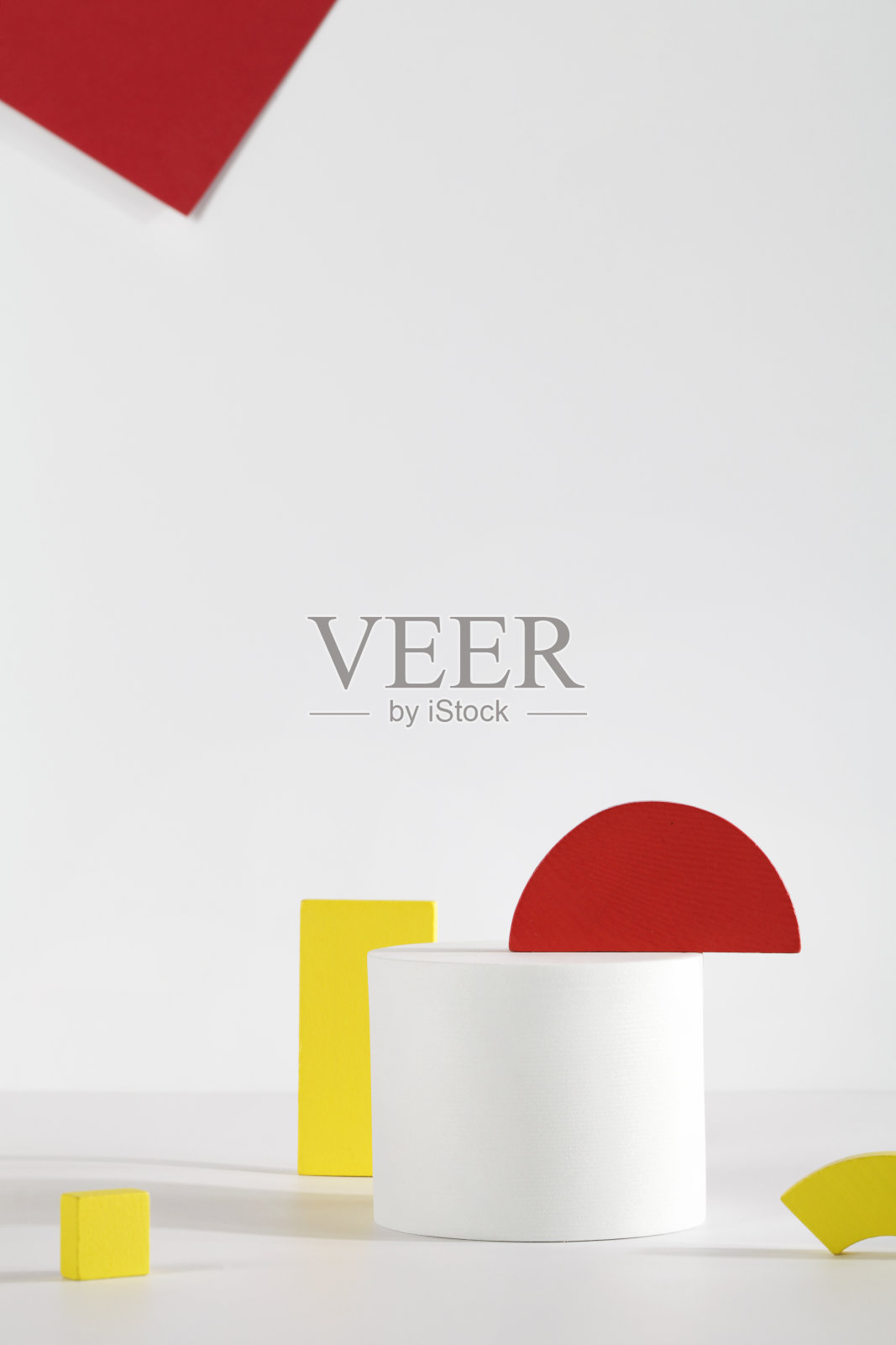 白色背景上红色和黄色几何形状的抽象组合。艺术设计理念。现代极简主义，装饰艺术风格。照片摄影图片