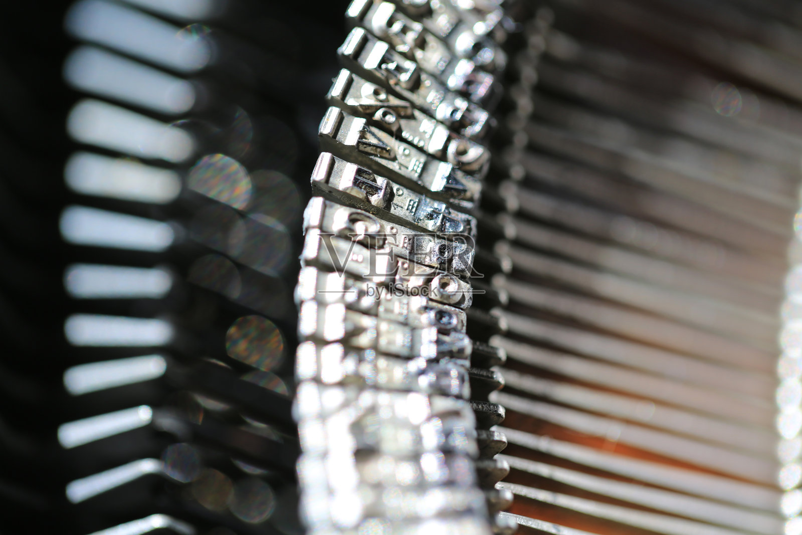 老式打字机的底部照片摄影图片