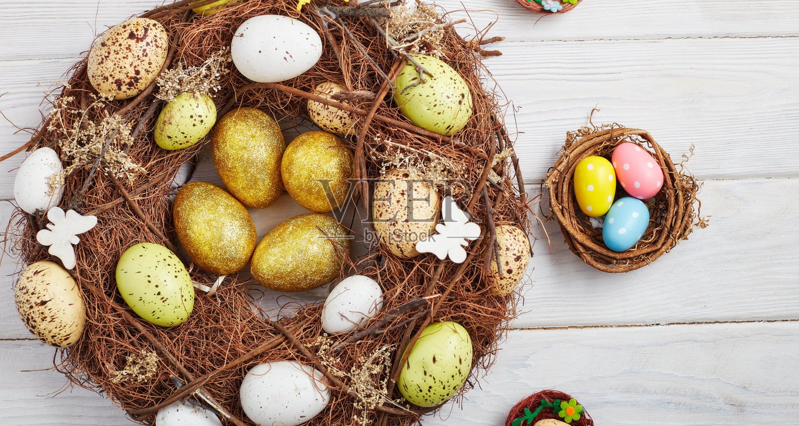 色彩鲜艳的复活节蛋在巢与空间的木材背景。最小的概念。带有文本复制空间的卡片。照片摄影图片