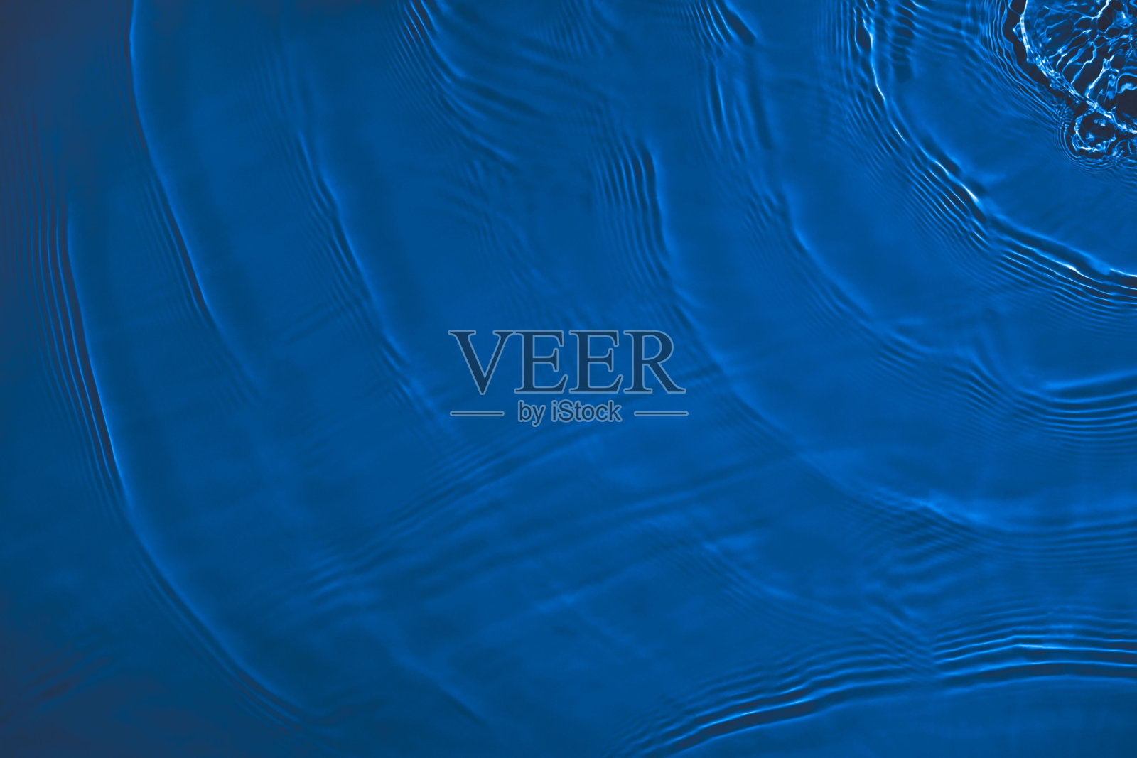 透明的深蓝色，清澈平静的水面纹理照片摄影图片