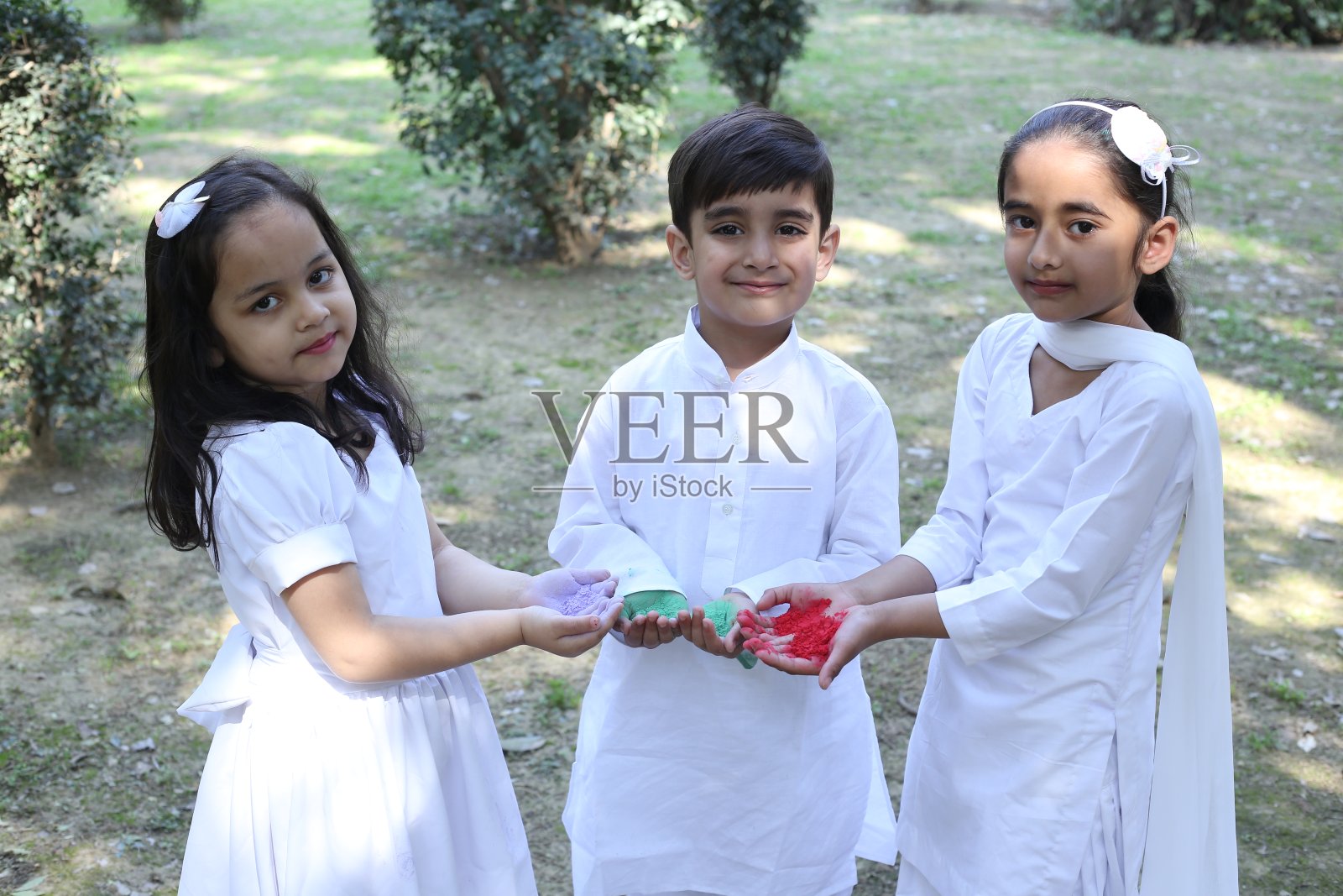 印度——色彩缤纷的胡里节和孩子们玩胡里节的节日照片摄影图片