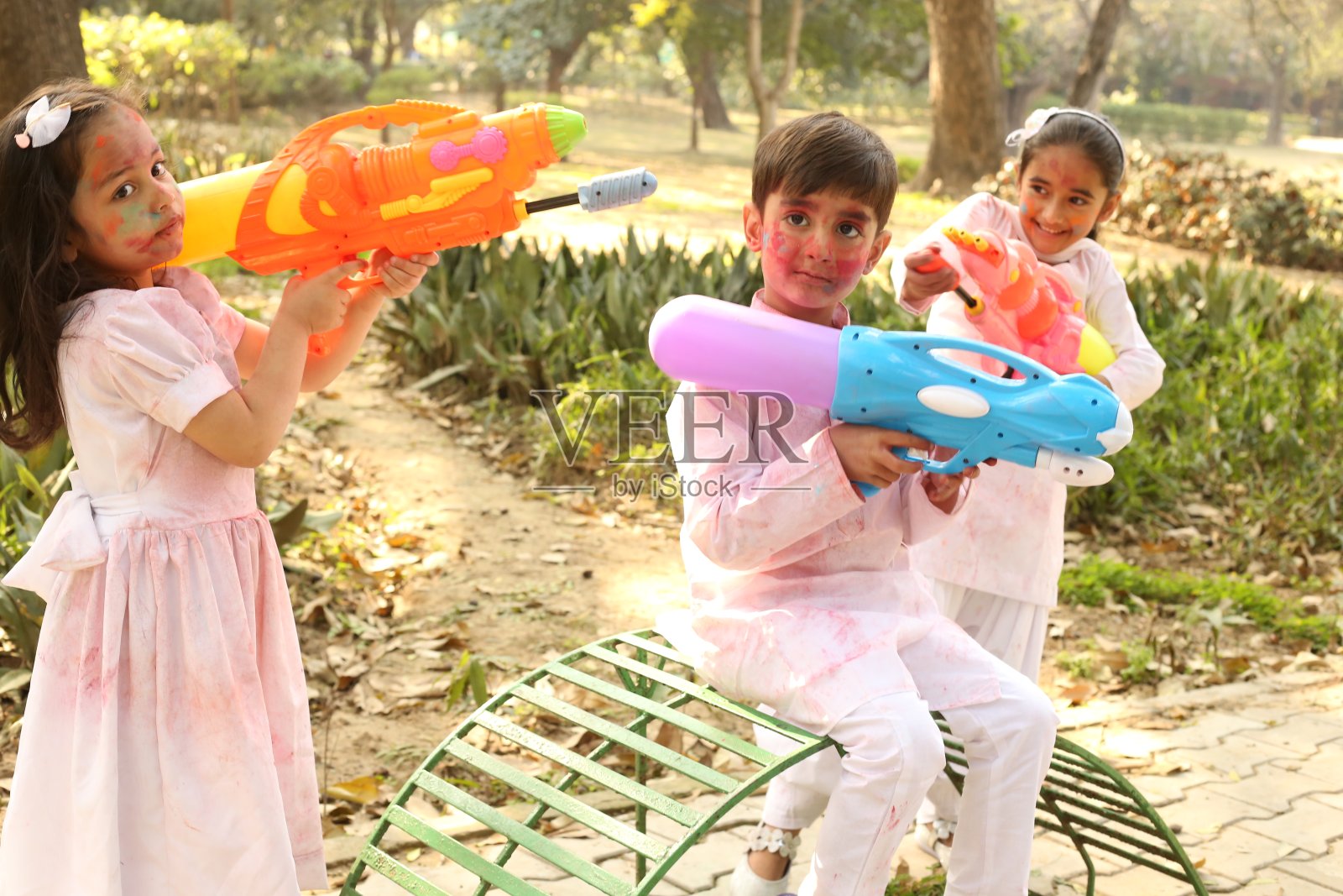 印度——色彩缤纷的胡里节和孩子们玩胡里节的节日照片摄影图片