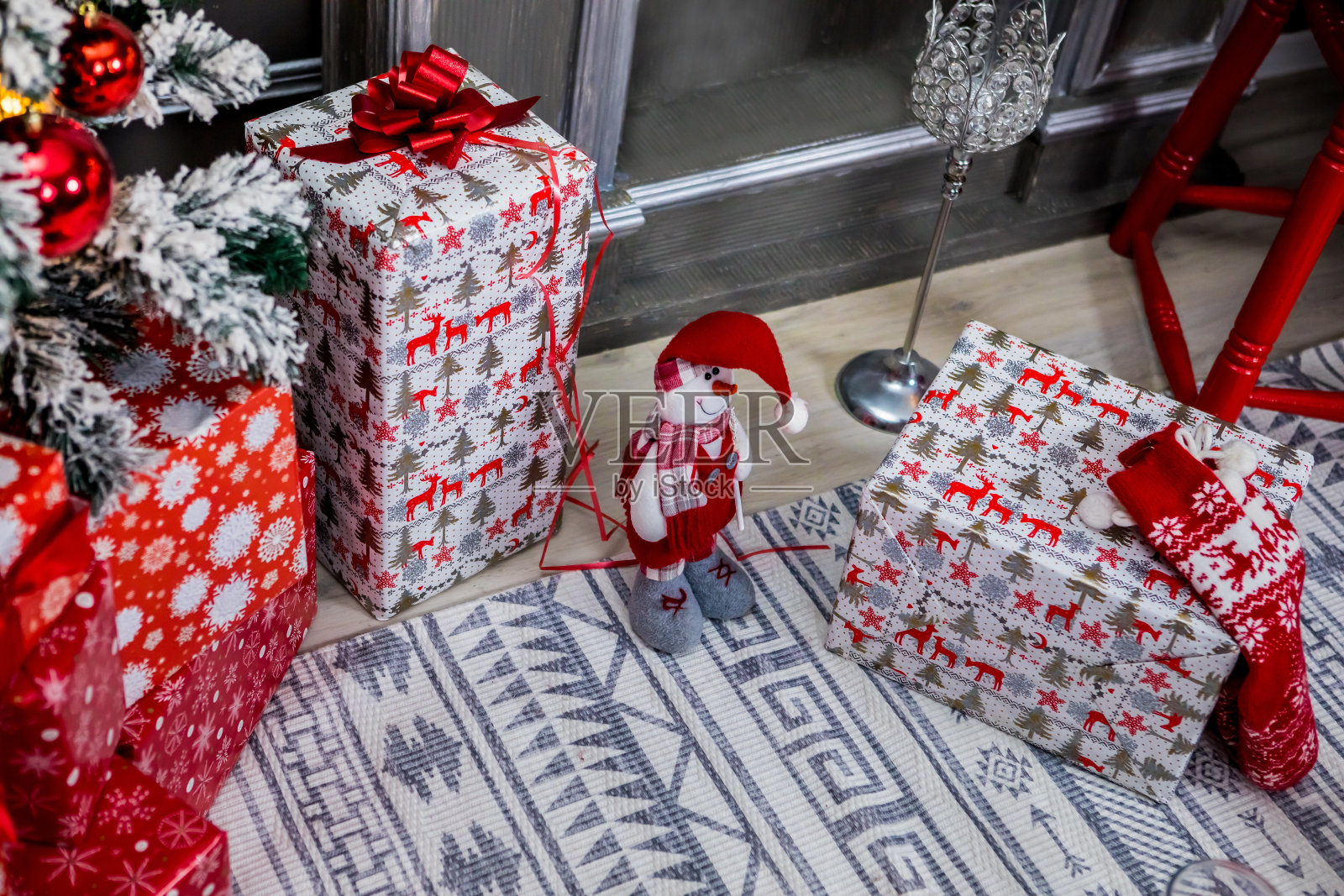 圣诞和新年照相馆，圣诞树，盒子，礼物，花环，灰墙，球(7)。照片摄影图片