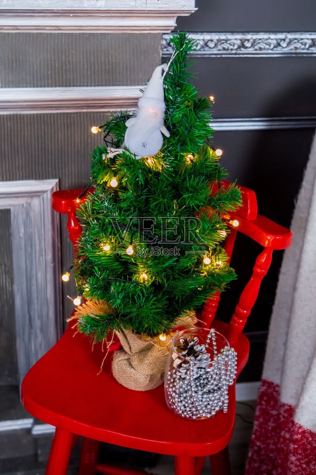 圣诞和新年照相馆，圣诞树，花环，灰色墙壁，毛绒玩具(2)。照片摄影图片