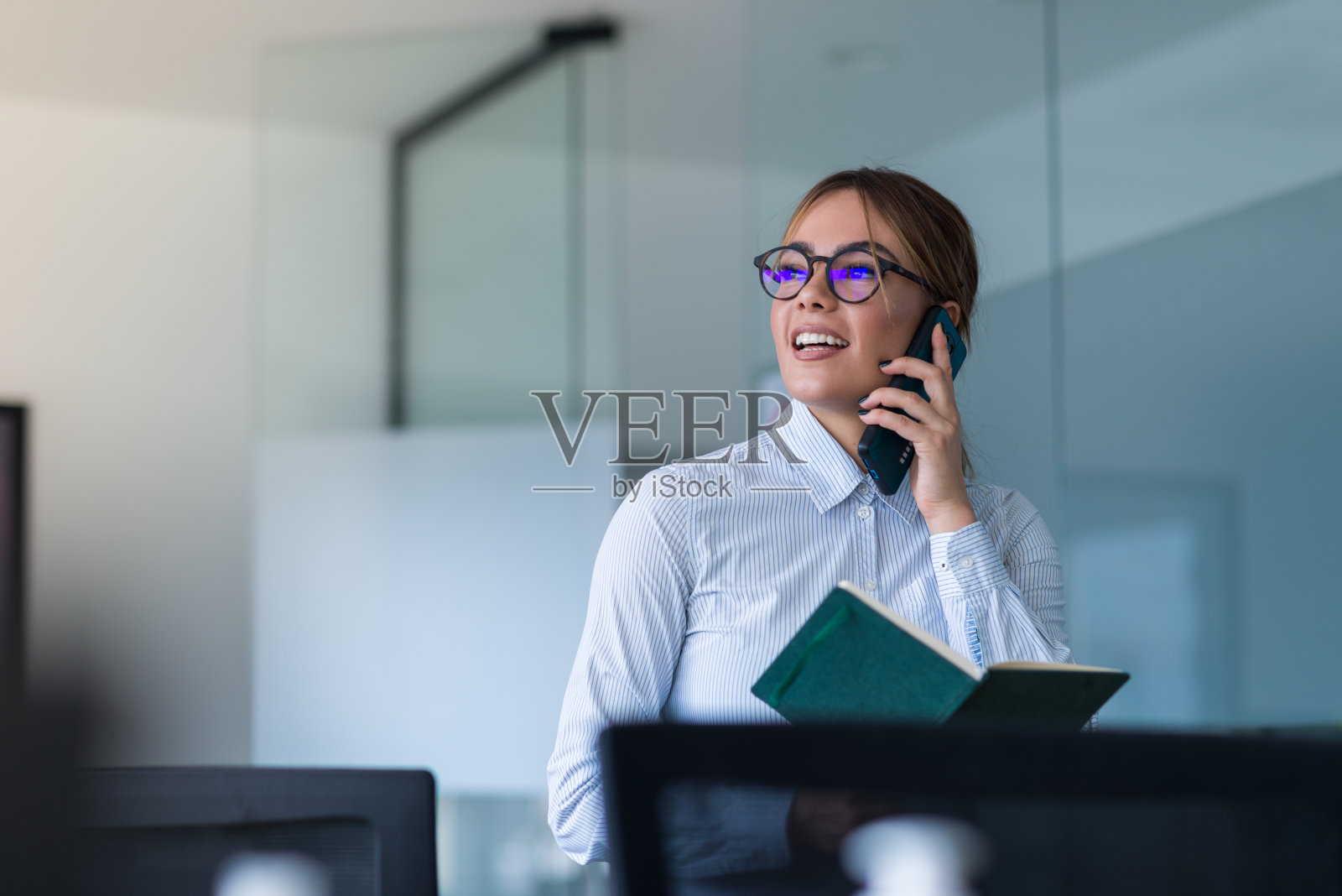 快乐和美丽的女商人微笑在办公室，股票照片照片摄影图片