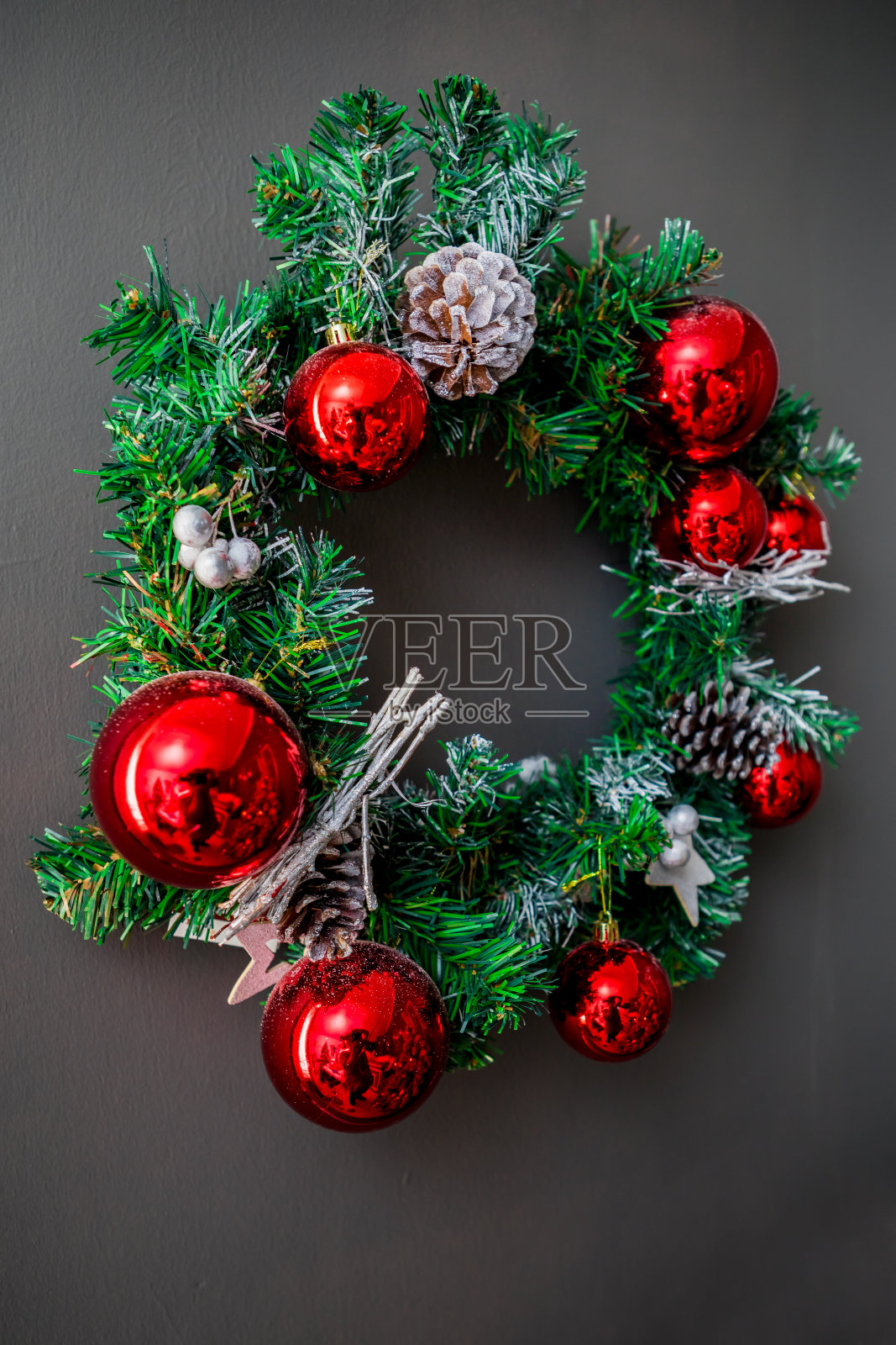 圣诞和新年摄影工作室，圣诞花环，灰墙，球(1)。照片摄影图片