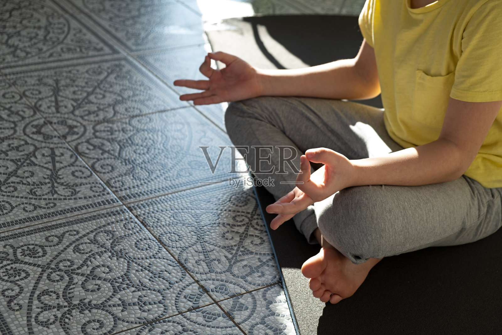 小男孩在家练习瑜伽，伸展运动，健身。远程在线教育培训，在家有氧运动。健康的生活方式，冠状病毒，呆在家里。儿童运动居家隔离照片摄影图片