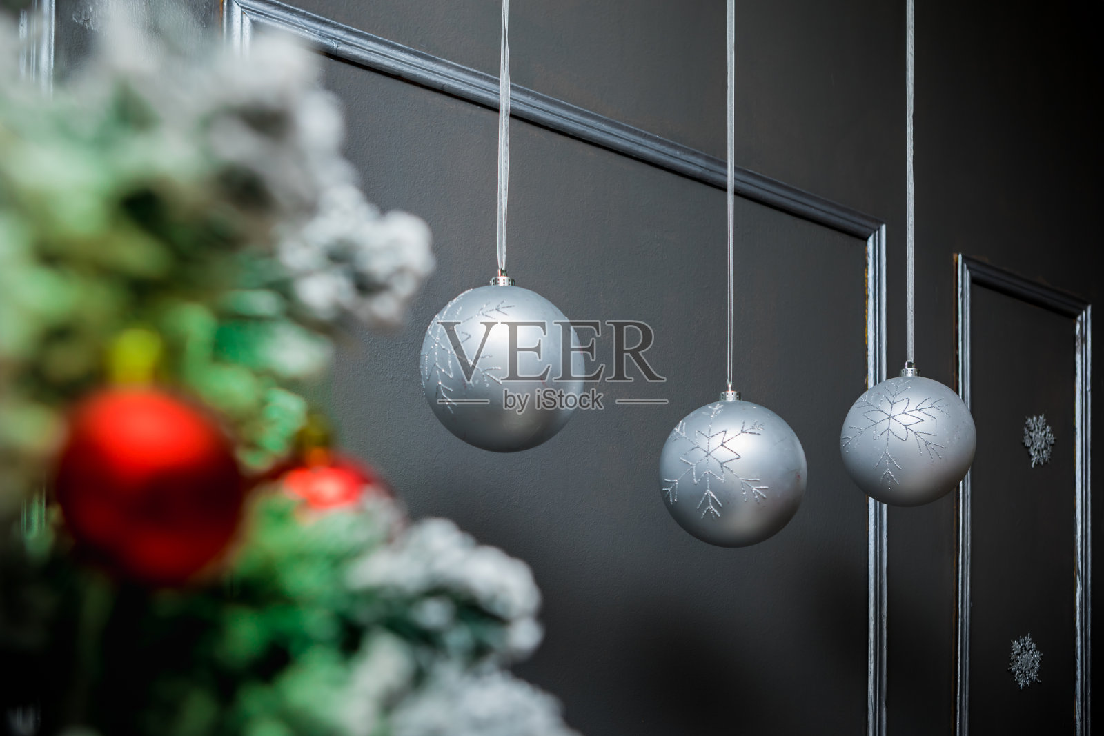 圣诞和新年照相馆，圣诞树，花环，灰色墙上的球(2)。照片摄影图片