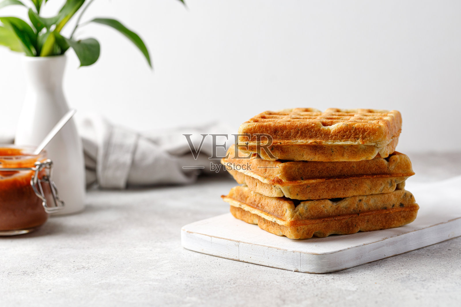 白板上的华夫饼早餐照片摄影图片