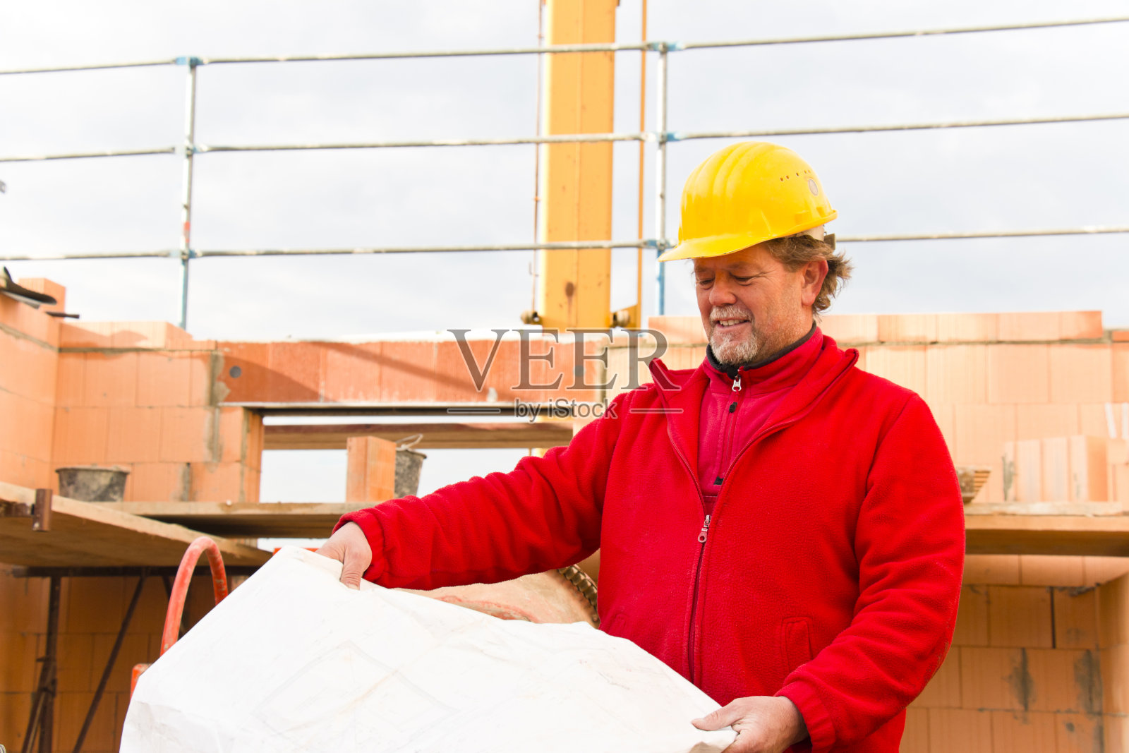 有建筑工地蓝图的工地经理照片摄影图片