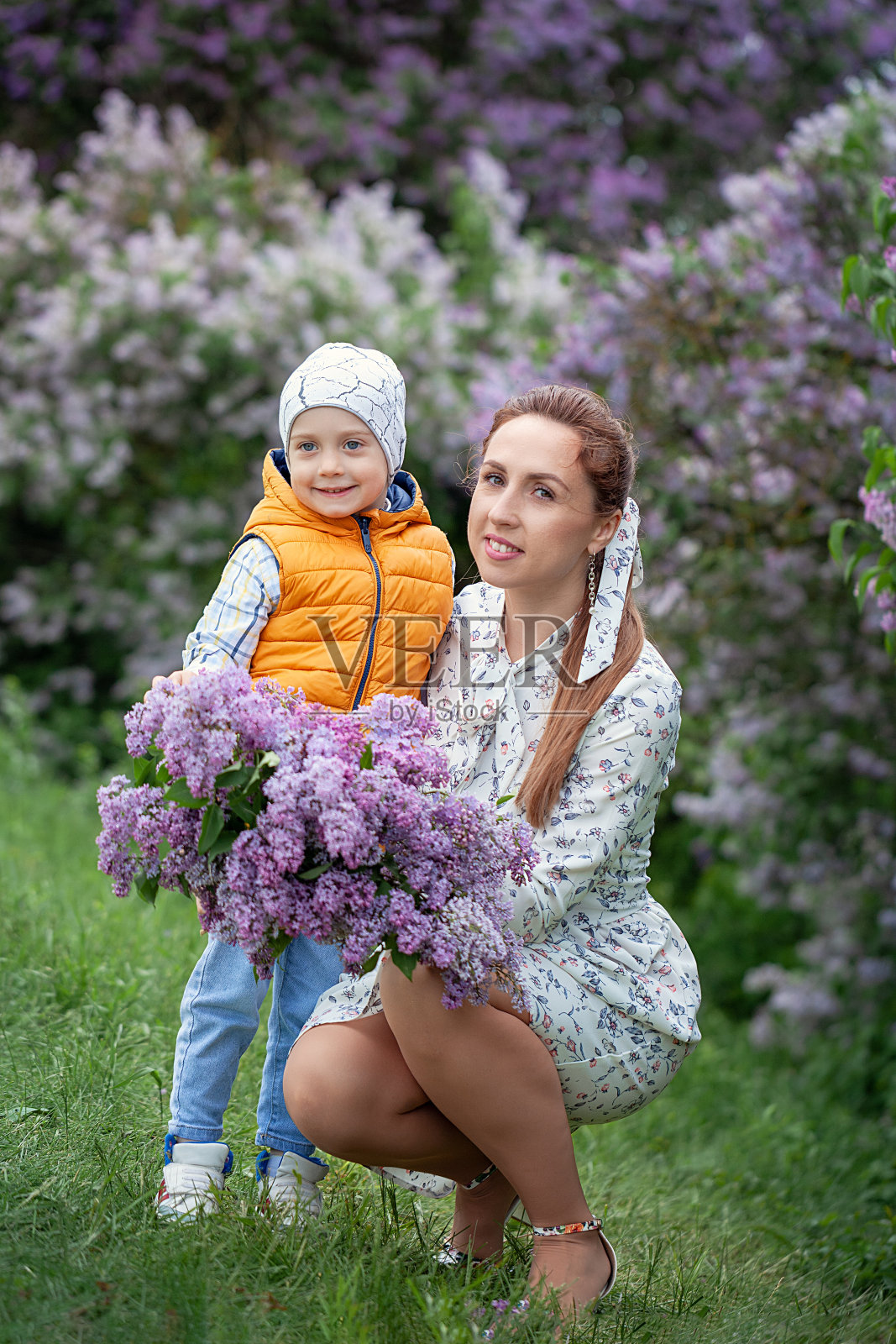 妈妈抱着抱着可爱的小宝宝，妈妈和小宝宝抱着抱着一起在夏日的大自然里享受时光。照片摄影图片