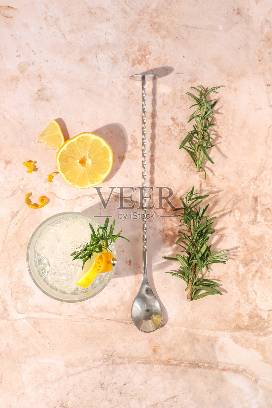 杜松子酒是一种混合了柠檬和迷迭香的鸡尾酒照片摄影图片