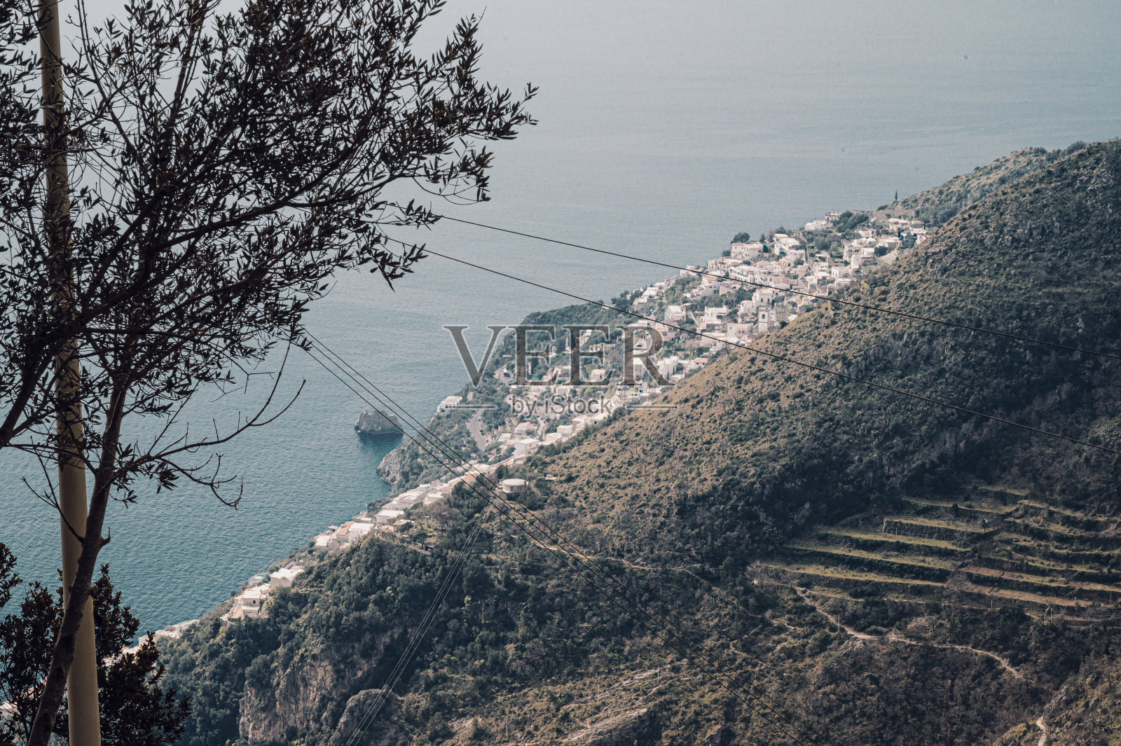 意大利阿马尔菲海岸，众神之路山顶上的景色照片摄影图片