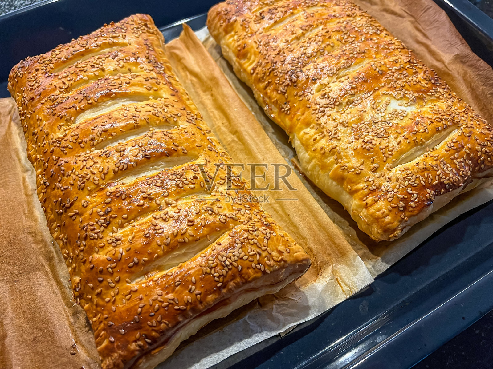 一款美味的芝麻酥皮蛋糕，配上肉末、蘑菇和土豆。照片摄影图片