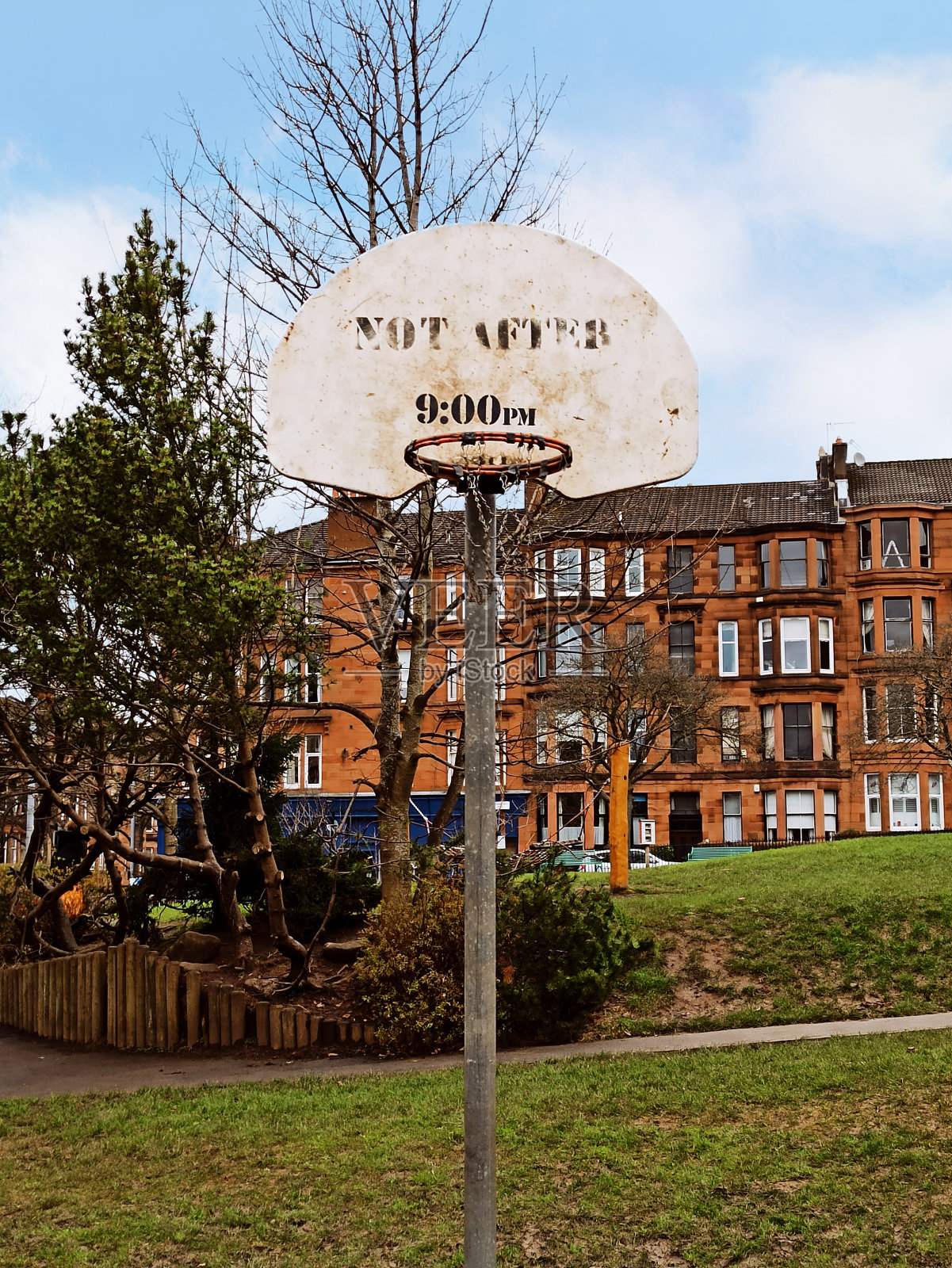 英国苏格兰格拉斯哥公园的篮球杆照片摄影图片