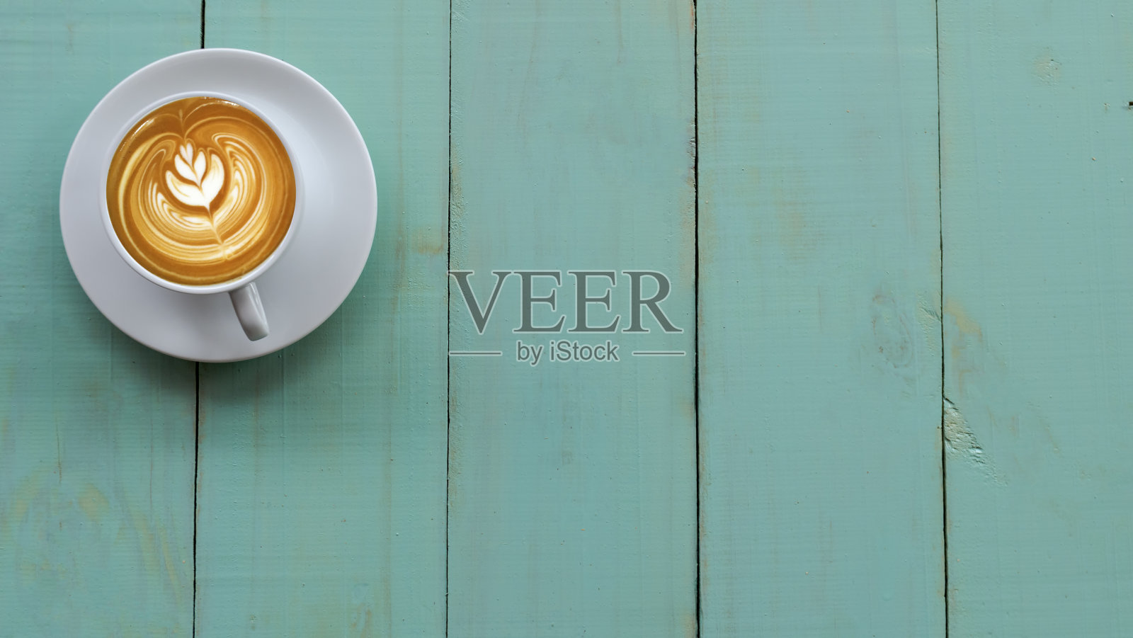 木桌上的咖啡杯。木桌上的咖啡俯视图。关上木桌上白色杯子里的热咖啡。照片摄影图片