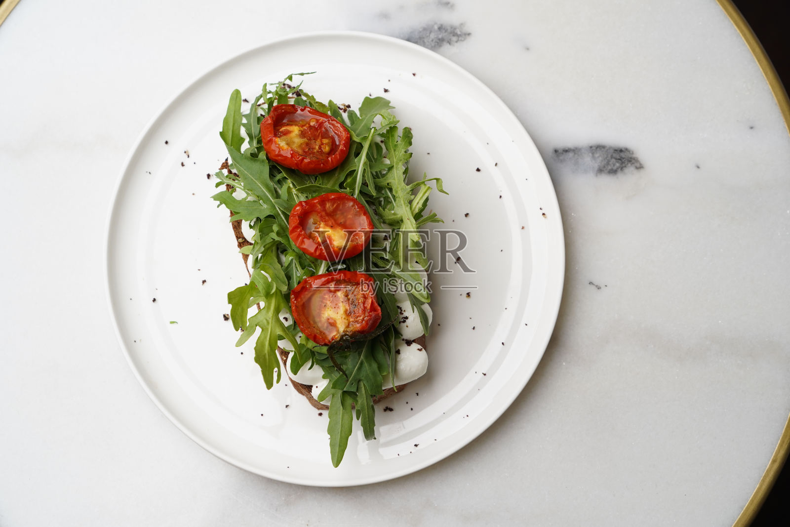 传统的意式意式烤面包配烤番茄照片摄影图片