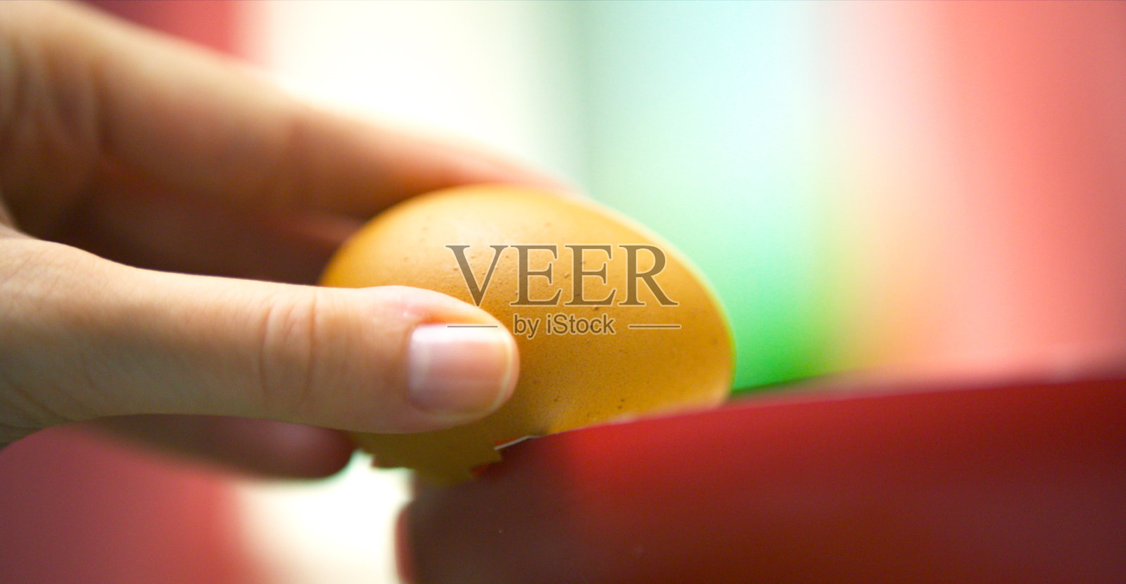 女人的手碰破了天花板的边缘。照片摄影图片