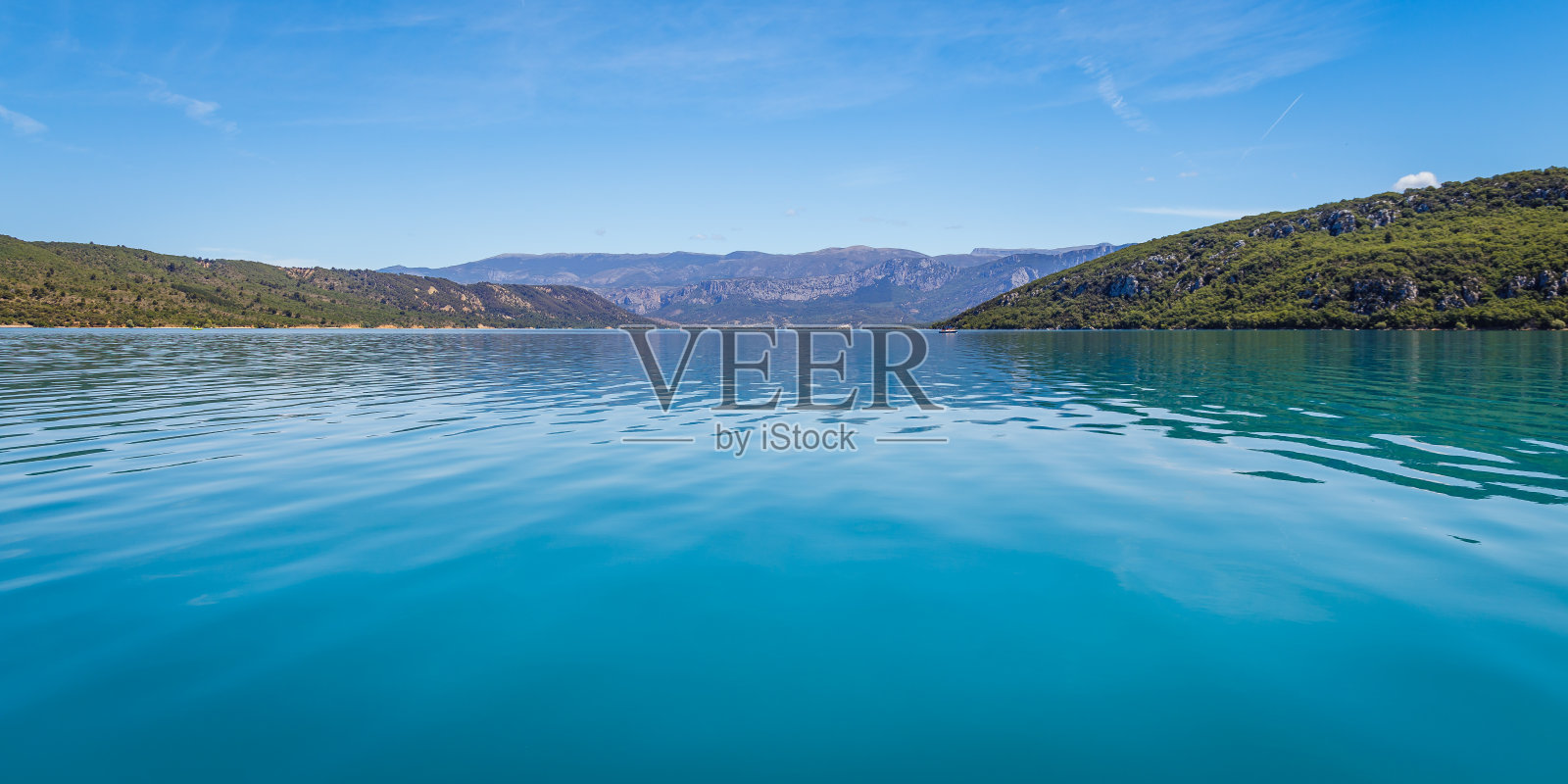 圣克鲁瓦湖在阿尔卑斯山脉的山谷中照片摄影图片